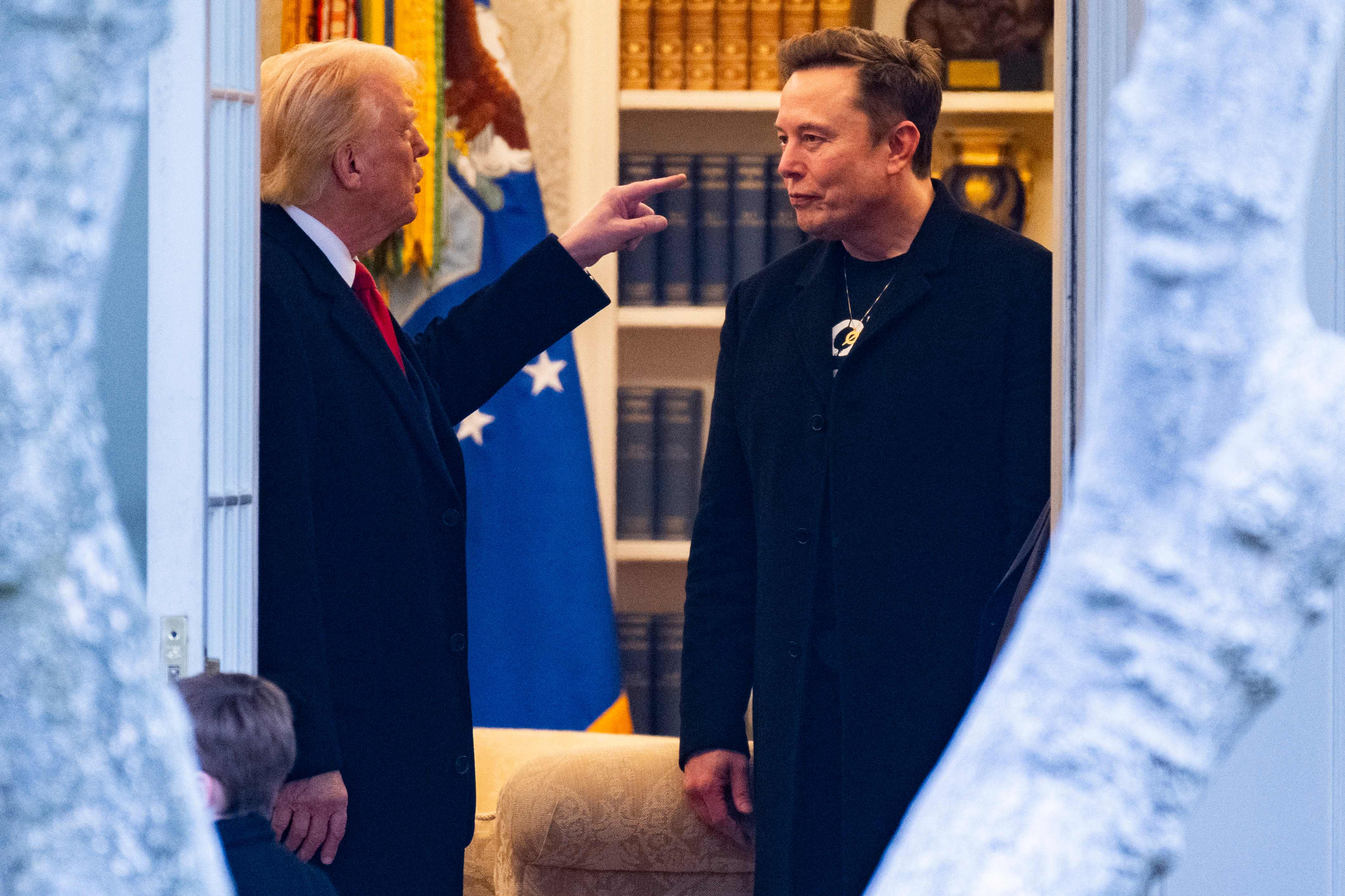 El presidente de Estados Unidos, Donald Trump, critica una publicación que afirma que Elon Musk recibirá información sobre una hipotética guerra con China. (Foto Prensa Libre: ROBERTO SCHMIDT / AFP)