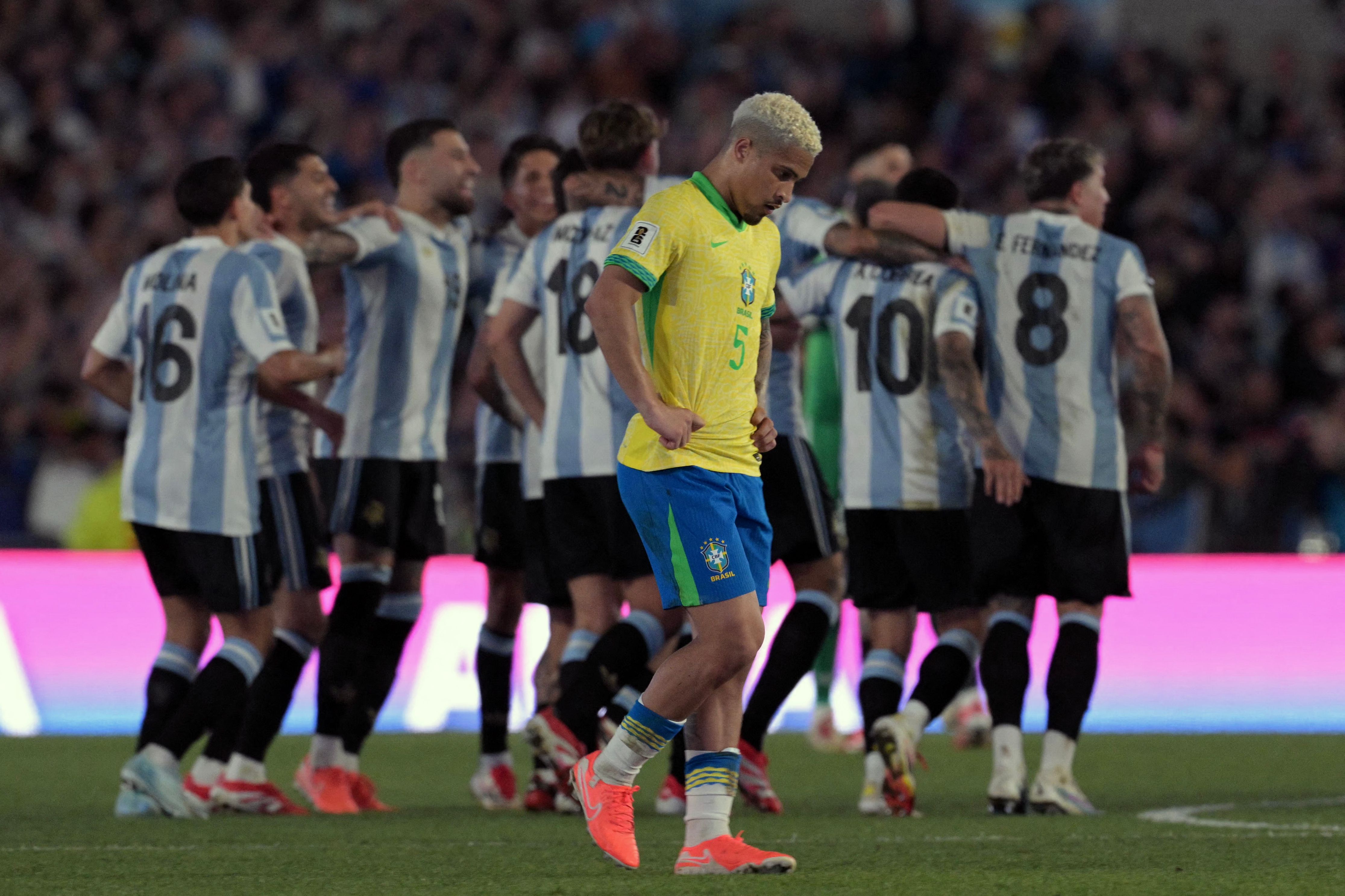 El mediocampista brasileño Joao Gomes reacciona al final del partido de fútbol de las eliminatorias sudamericanas de la Copa Mundial de la FIFA 2026 entre Argentina y Brasil. (Foto Prensa Libre / AFP)
