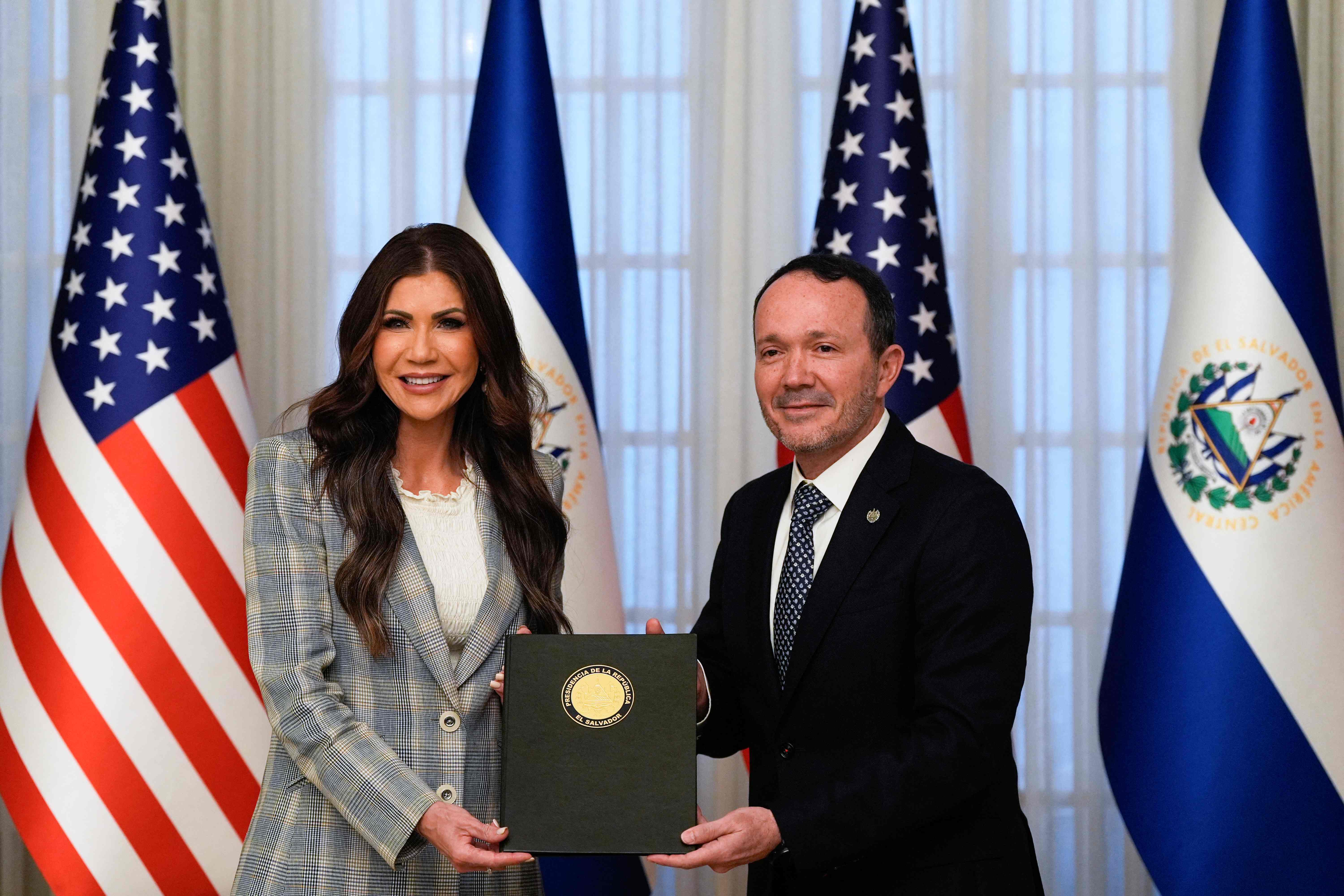 La secretaria de Seguridad Nacional de Estados Unidos, Kristi Noem, firma un acuerdo con el ministro de Justicia y Seguridad Pública de El Salvador, Gustavo Villatoro, para que ambas naciones compartan los antecedentes penales de fugitivos. (Foto Prensa Libre: Alex Brandon / POOL / AFP)