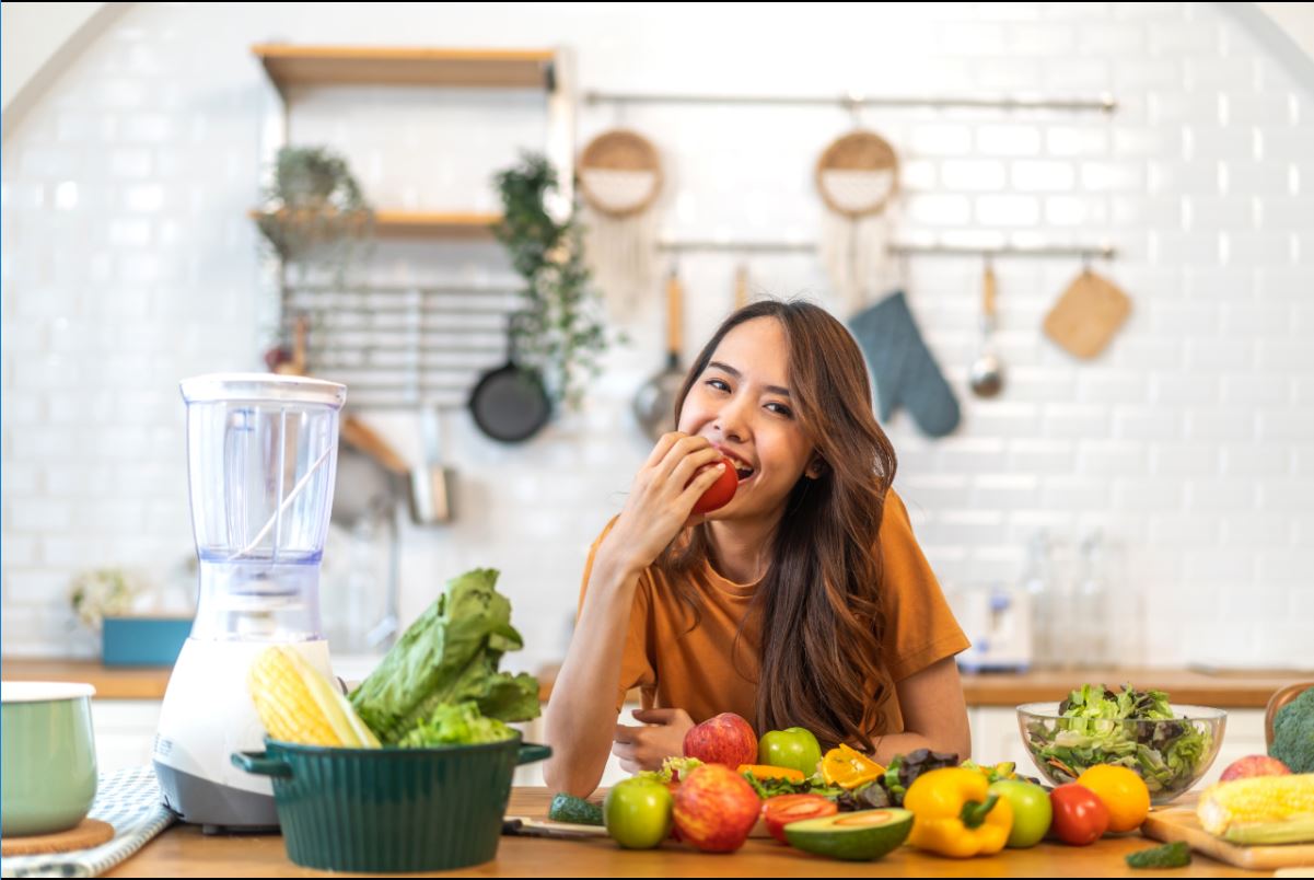 Retrato de cuerpo de belleza delgado mujer asiática saludable gran sonrisa cocinando y preparando comida vegana saludable sosteniendo manzana, manzana verde, dental, dientes, fruta en la cocina en casa.