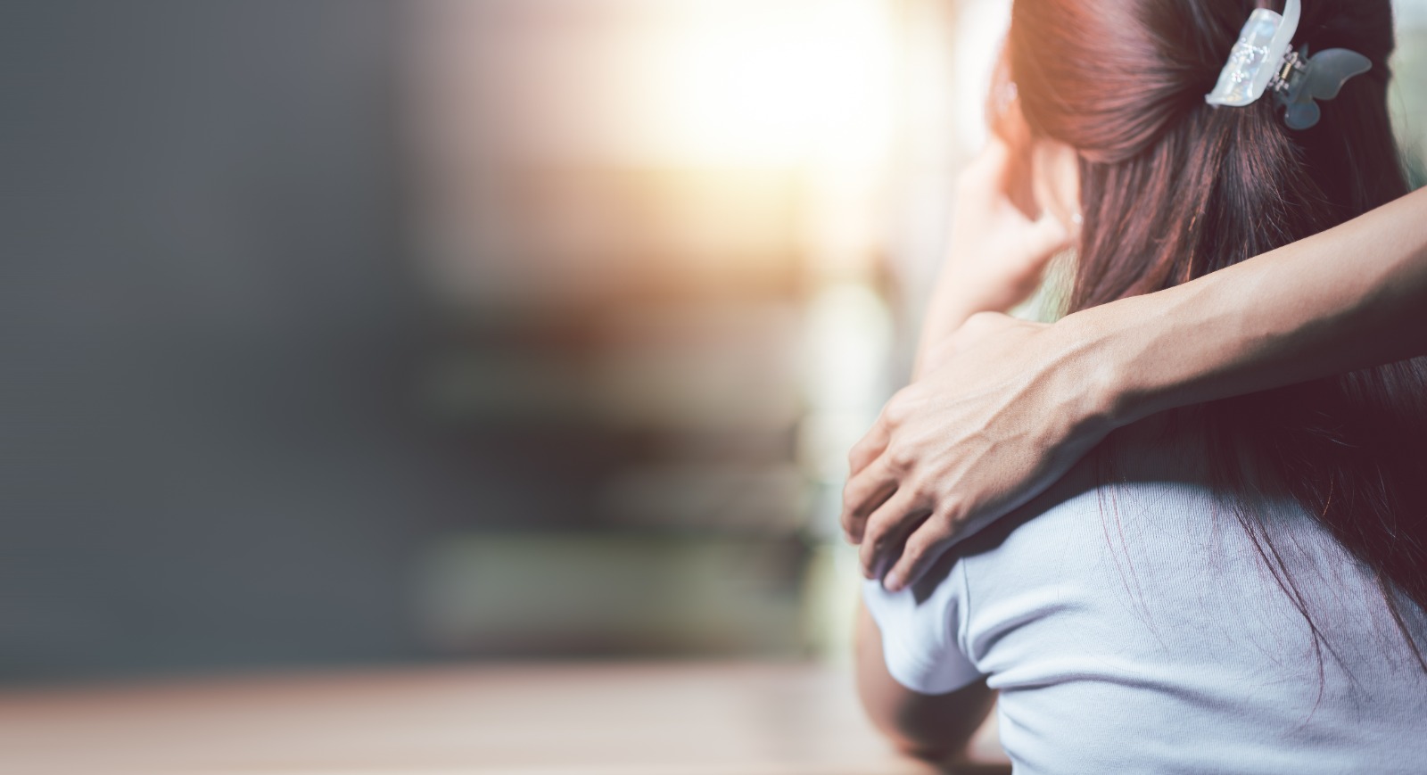 Esposo abrazando el hombro de la esposa para apoyarse mutuamente, concepto de cuidado de relaciones, consuelo a los miembros de la familia, aliento mutuo, ternura, consuelo y simpatía, ayuda, dar esperanza y creer