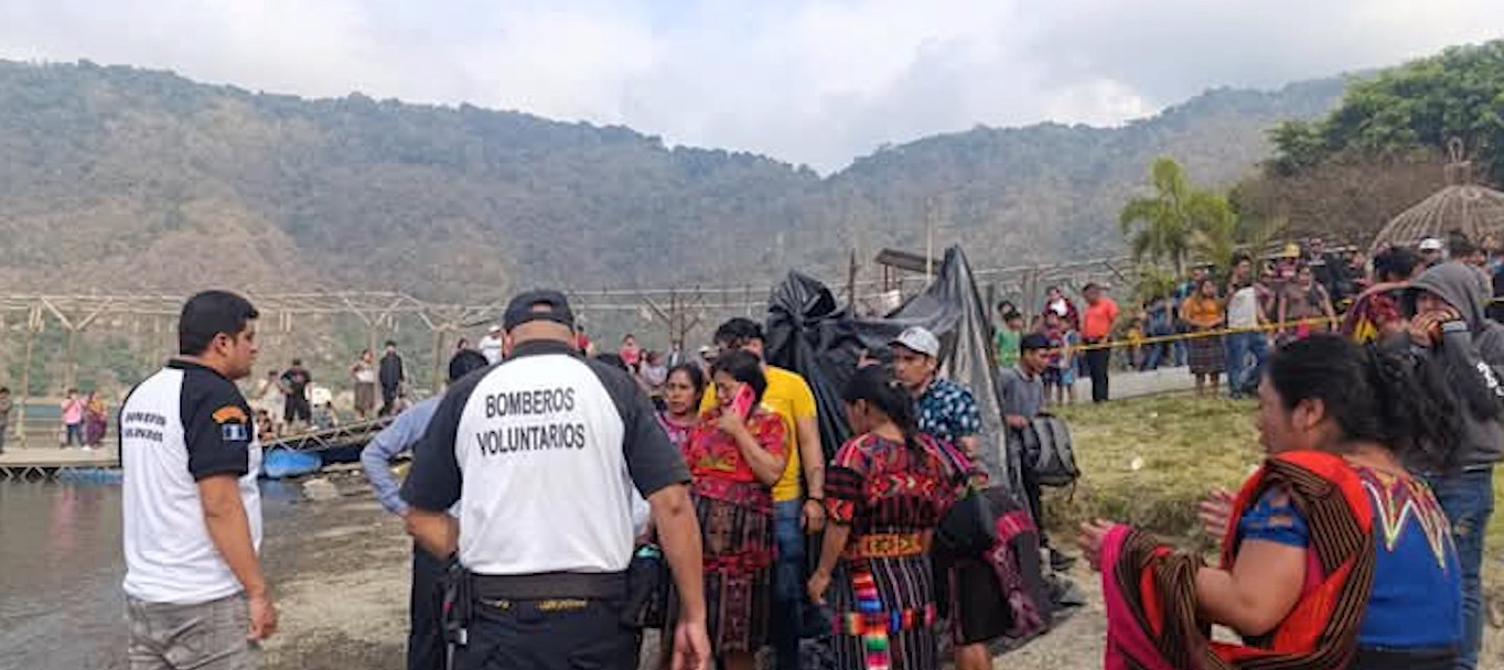 Lugar donde un hombre perdió la vida durante un bautizo religioso en aguas del lago de Atitlán, en San Lucas Tolimán, Sololá. (Foto Prensa Libre: )