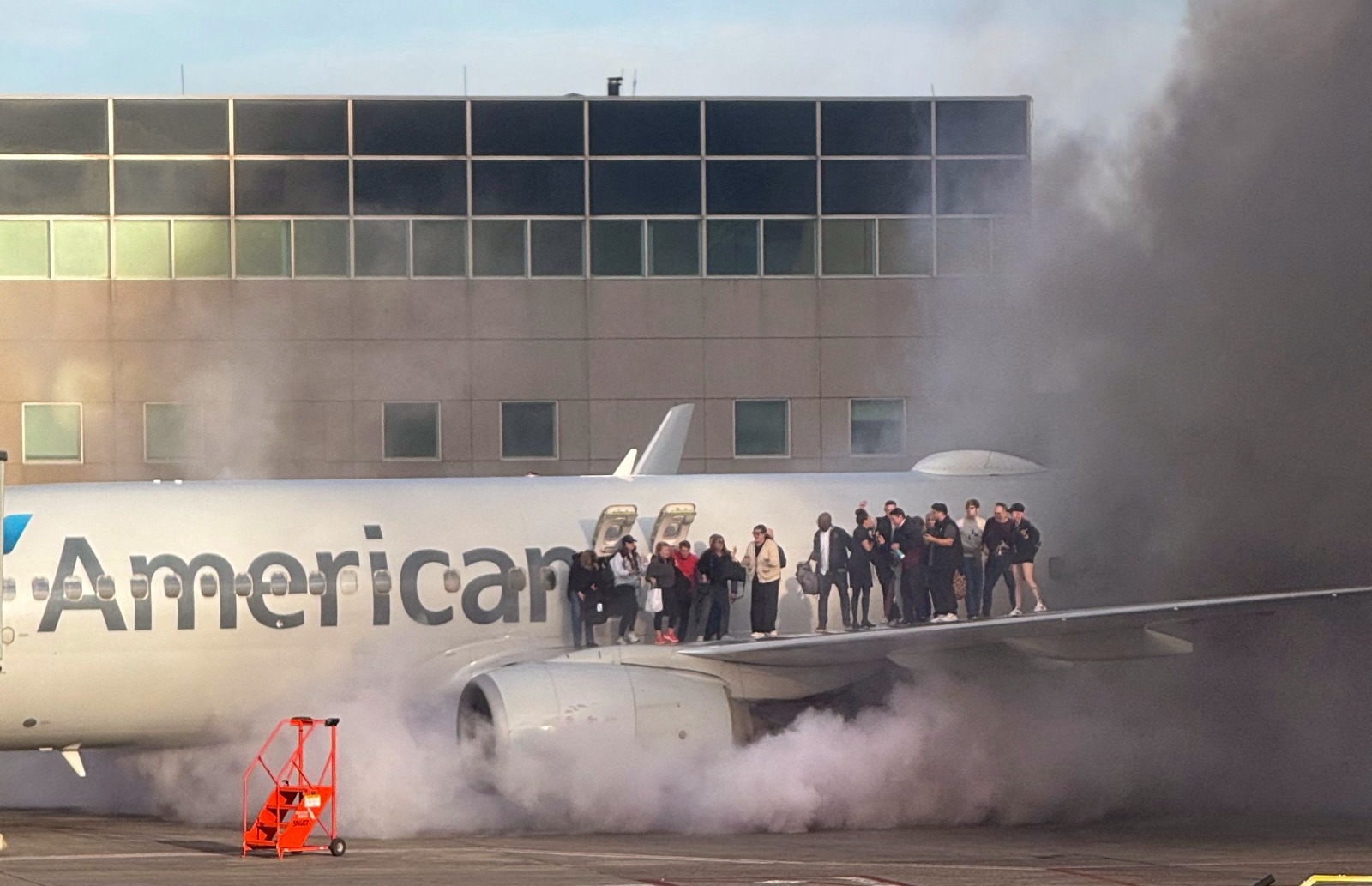 Un avión de American Airlines se incendia en Denver. (Foto Prensa Libre: AFP)