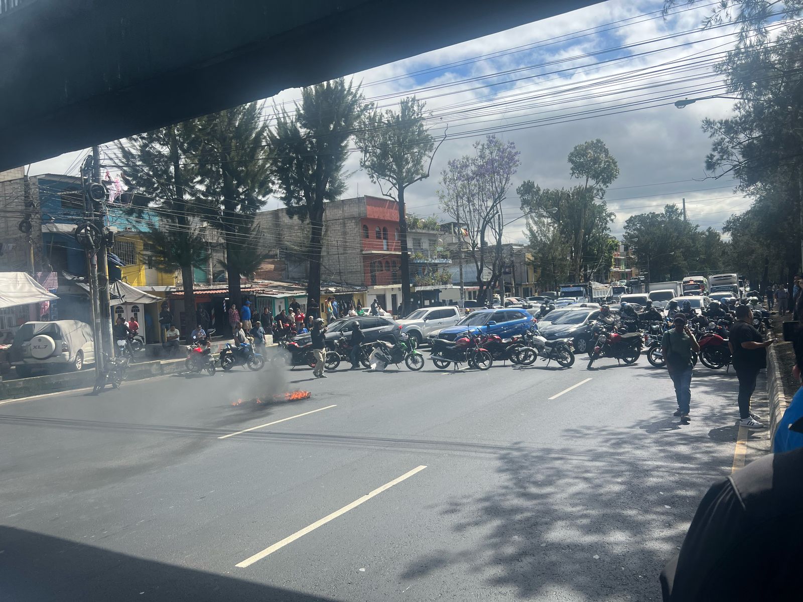Un grupo de motoristas bloquean el paso en el Anillo Periférico y se oponen al pago de un seguro obligatorio. (Foto Prensa Libre: Cortesía La Red)