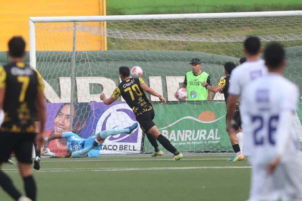 Isaac Acuña, de espaldas, celebra uno de sus dos goles ante Comunicaciones en la jornada 13.