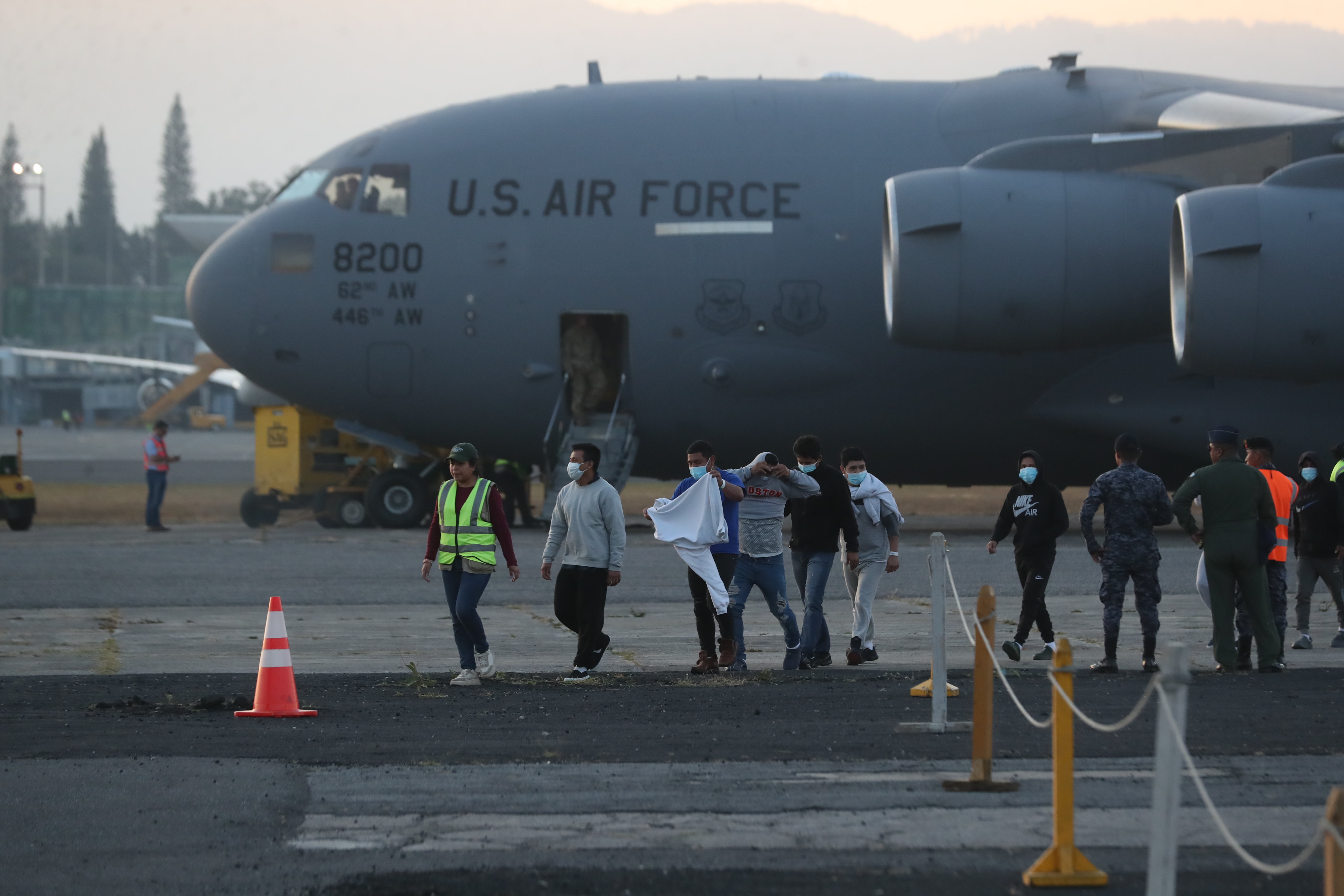 El jueves 30 de enero del 2021 un avin de la Fuerza Area de Estados Unidos que transportaba a migrantes parti desde Texas rumbo a Guatemala con al menos 80 retornados, entre ellos varios nios y mujeres que fueron capturados en las redadas ofrecidas por el presidente de los Estados Unidos, Donald Trump.

Foto: Oscar Vsquez Mijangos
30/01/2025