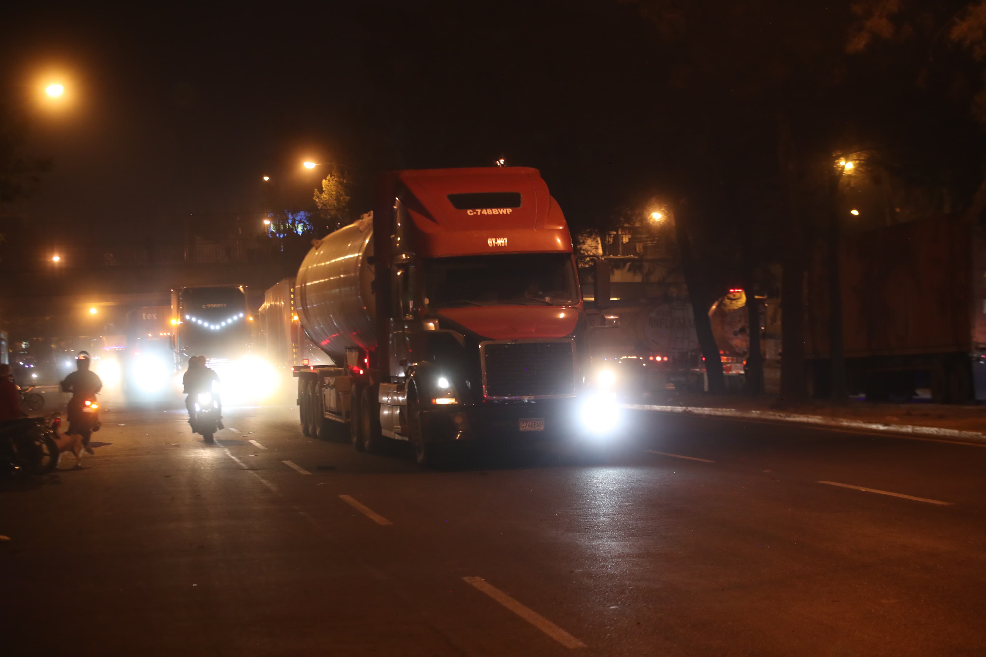 Tránsito en alrededores de la colonia Bethania es liberado por manifestantes, luego del anuncio del presidente Arévalo. (Foto Prensa Libre: Érick Ávila)