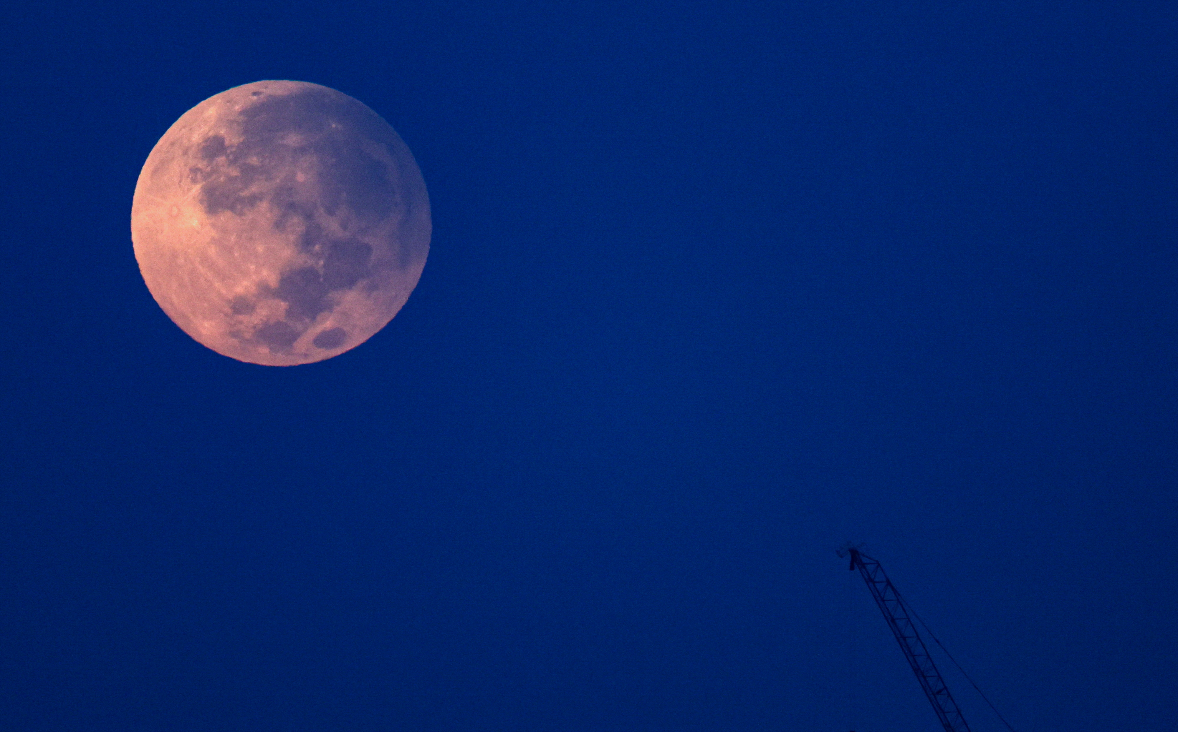 Dubai (United Arab Emirates), 18/09/2024.- The super moon rises in the sky of Dubai during the partial lunar eclipse in the Gulf emirate of Dubai, United Arab Emirates, 18 September 2024. (Emiratos Árabes Unidos) EFE/EPA/ALI HAIDER
