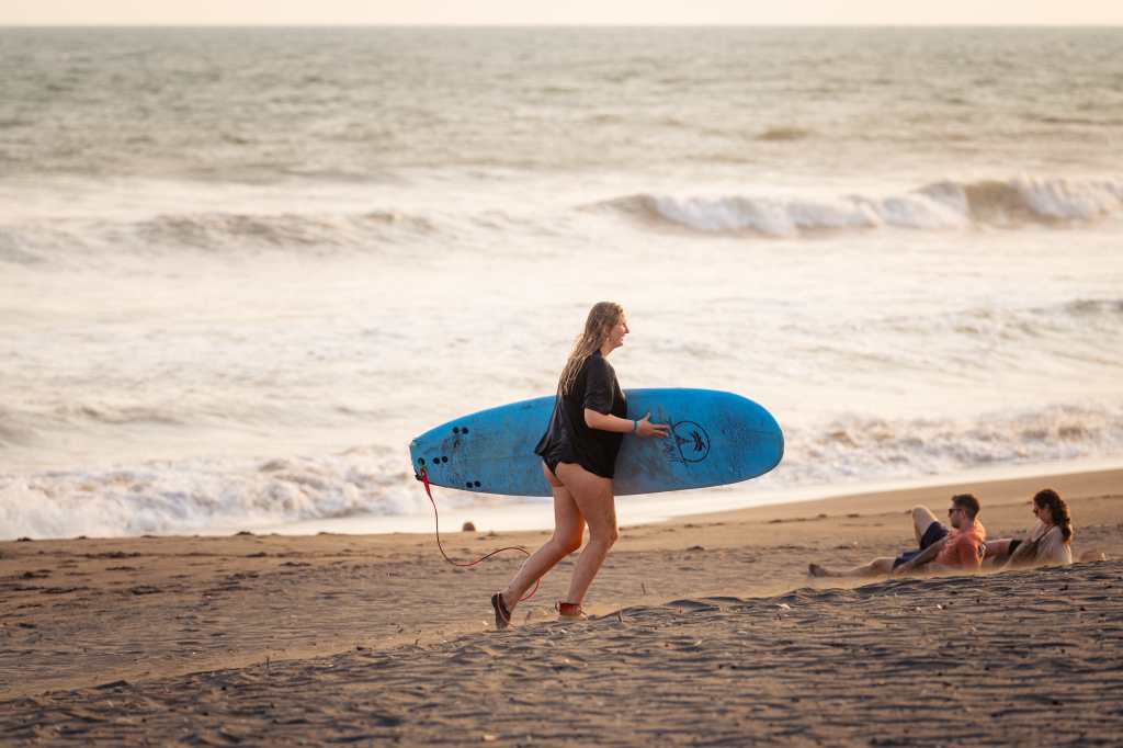 El Paredón es conocido como uno de los mejores destinos para práctica de surf, entre otras actividades que ofrece al visitante. (Foto, Prensa Libre: cortesía Inguat).