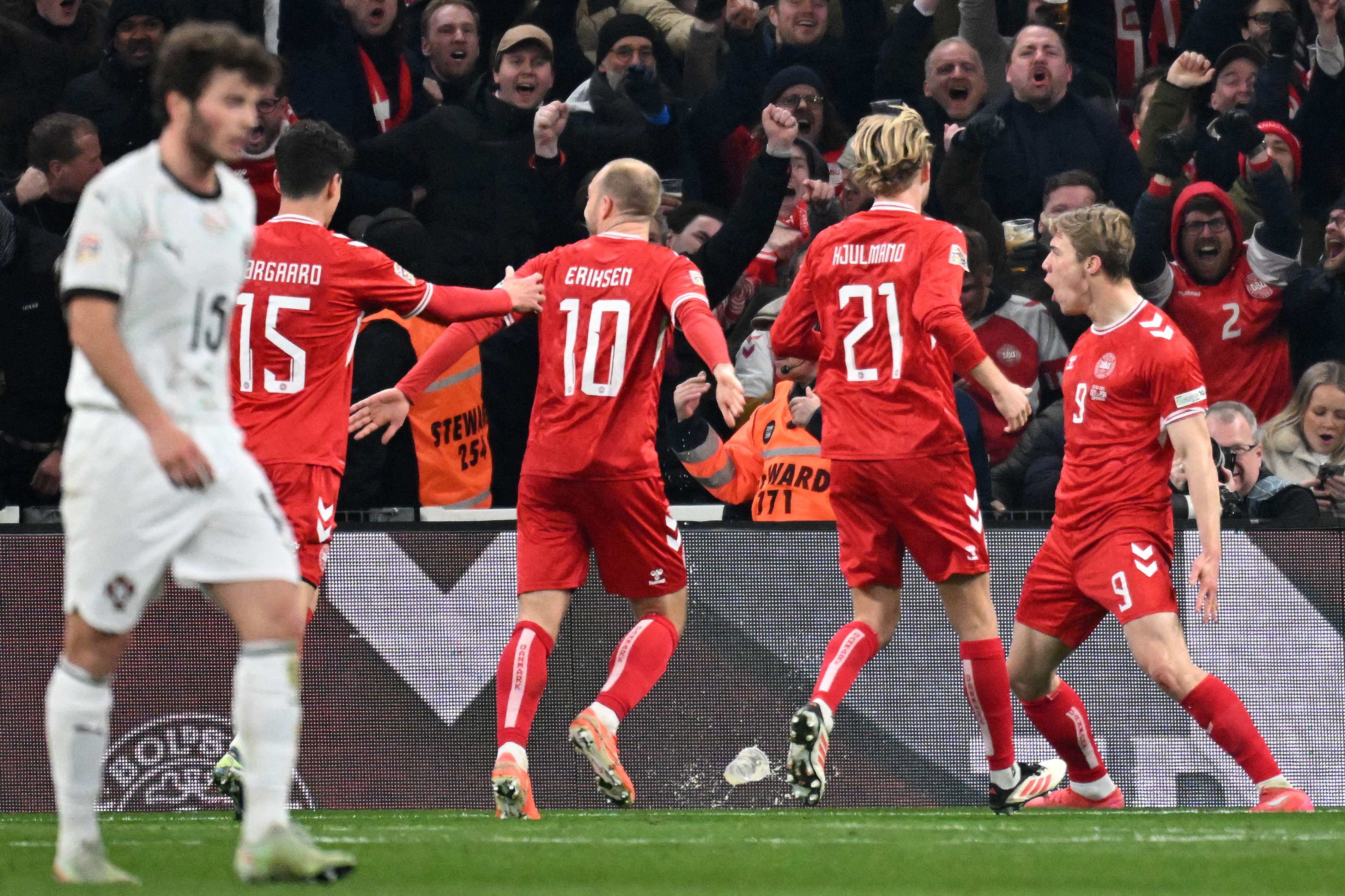 El delantero Rasmus Hoejlund (9) celebra con sus compañeros del gol del triunfo de Dinamarca contra Portugal. (Foto Prensa Libre: AFP).
