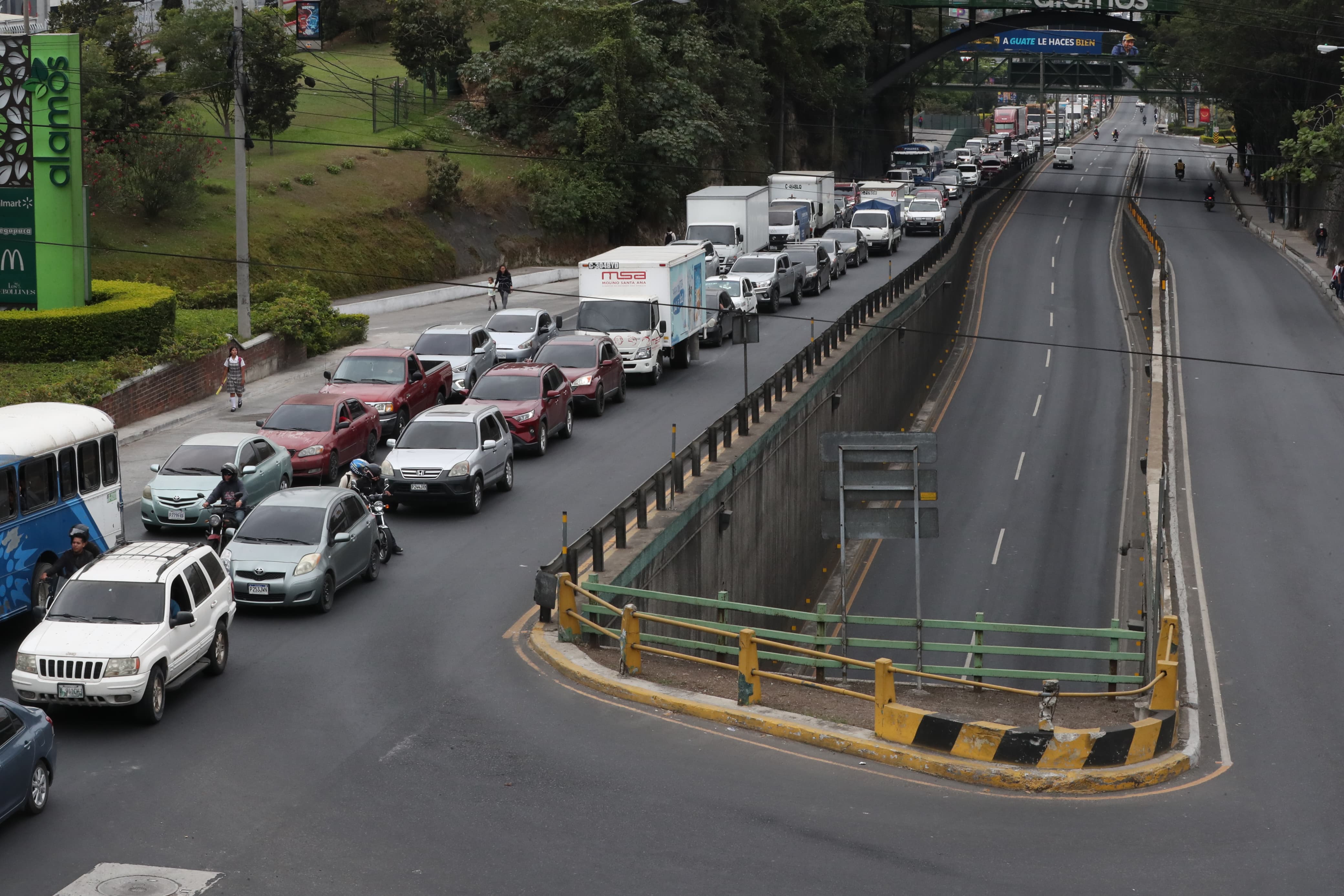 
La ruta al Atlántico está paralizada a consecuencia de los bloqueos en contra del seguro obligatorio en Guatemala. (Foto Prensa Libre: Esbin García)


La ruta al Atlántico está paralizada a consecuencia de los bloqueos en contra del seguro obligatorio en Guatemala. (Foto Prensa Libre: Esbin García)

