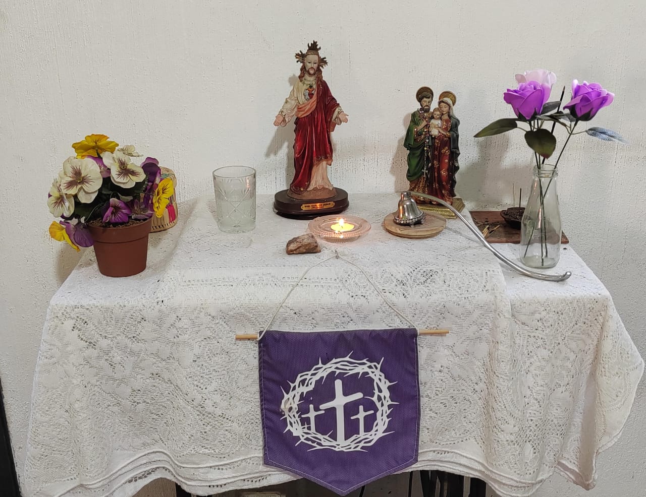 Cada hogar personaliza su altar con esmero, creando un espacio sagrado para la reflexión y el fortalecimiento de la fe en la tradición católica. (Foto, Prensa Libre: Ingrid Reyes)
