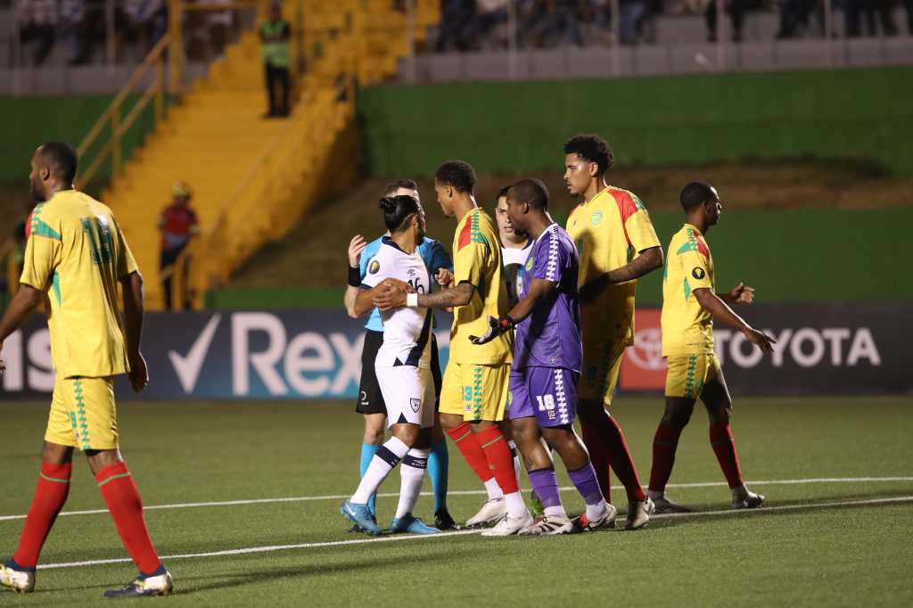 Guatemala se mantiene con la ventaja 1-0. 