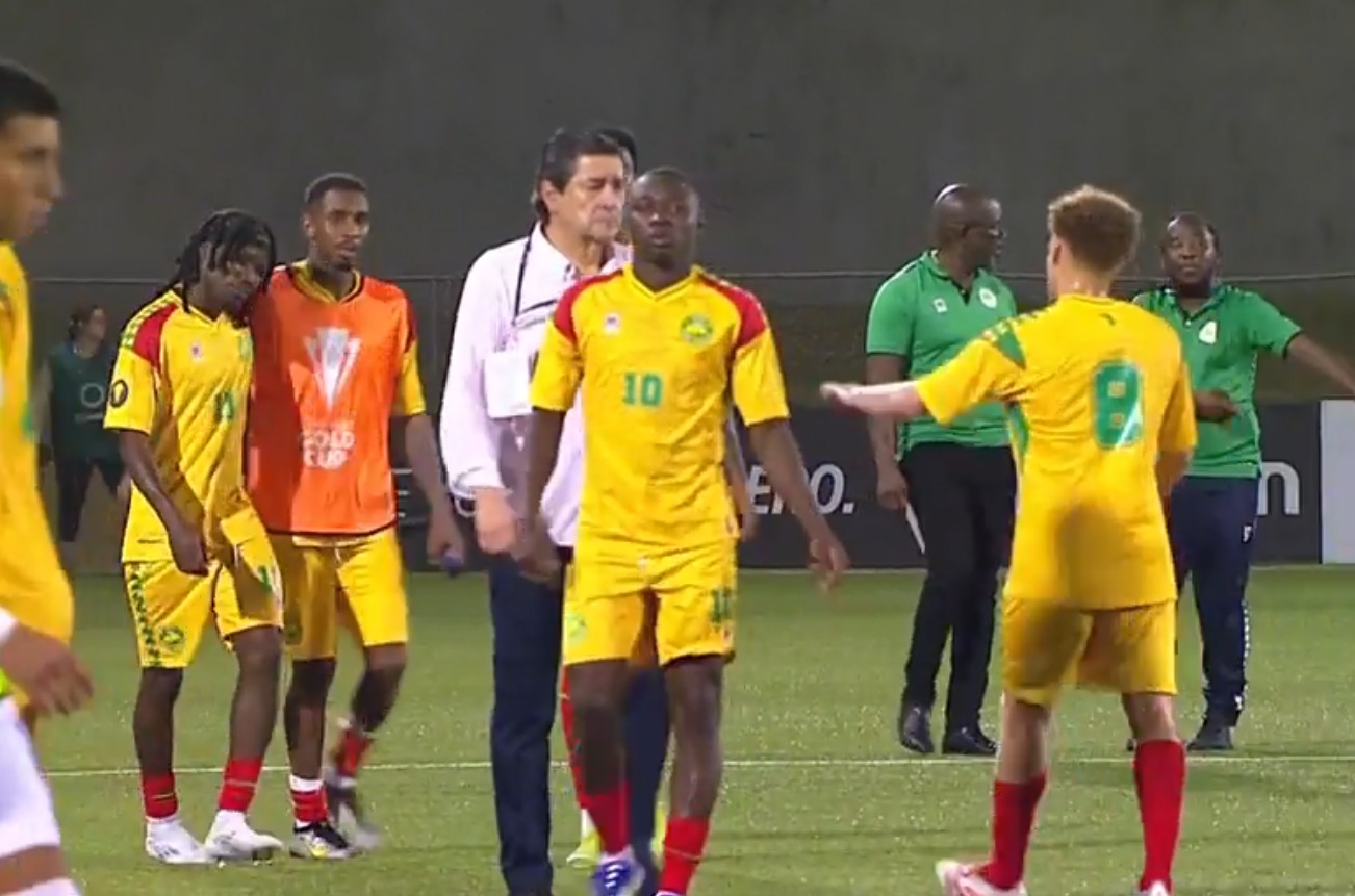 Jugadores de Guyana celebran su triunfo ante Guatemala.