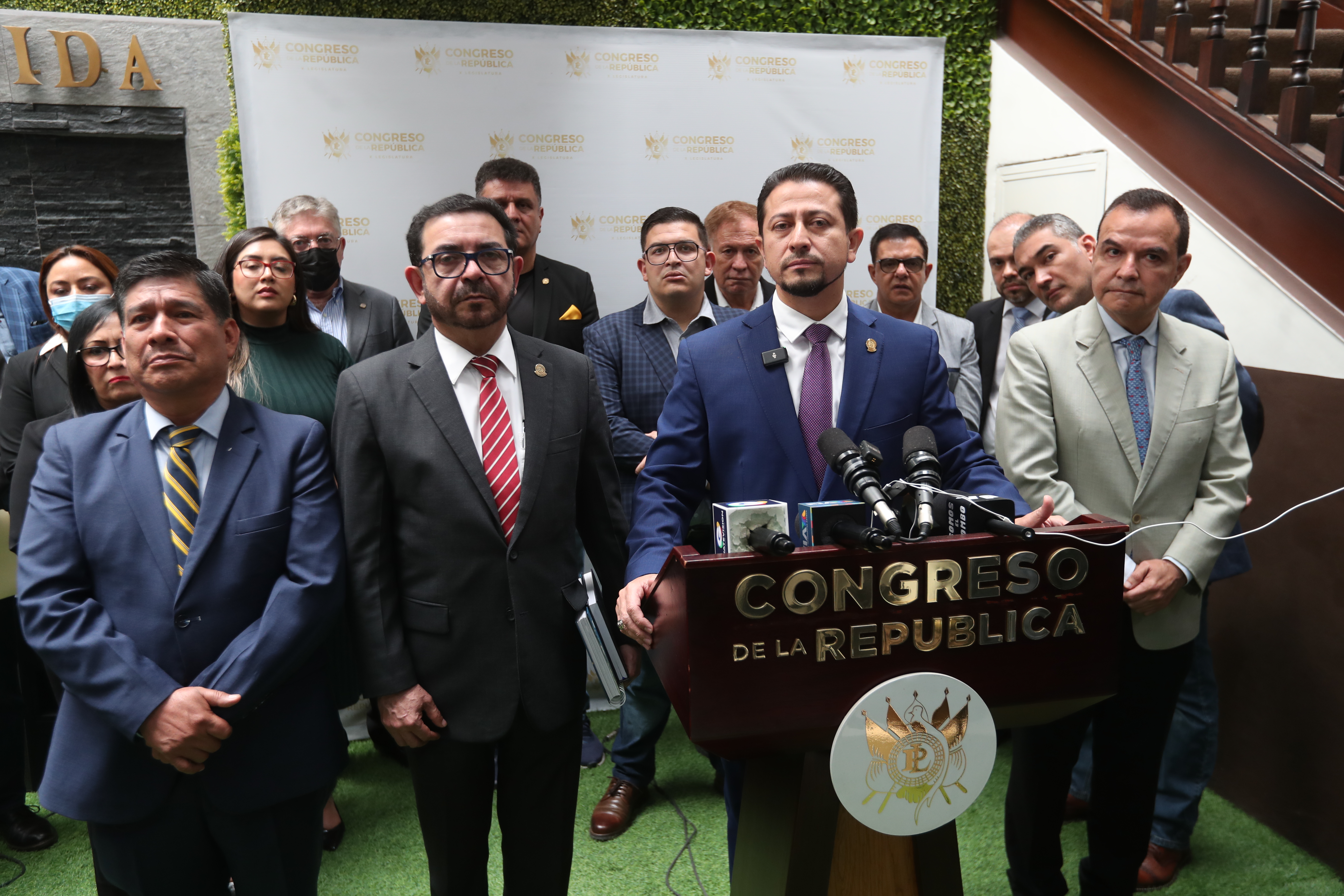 El presidente del Congreso, Nery Ramos, durante una rueda de prensa en donde junto a otros diputados defendió el aumento de sueldo de los diputados. Fotografía. Prensa Libre (Erick Avila). 
