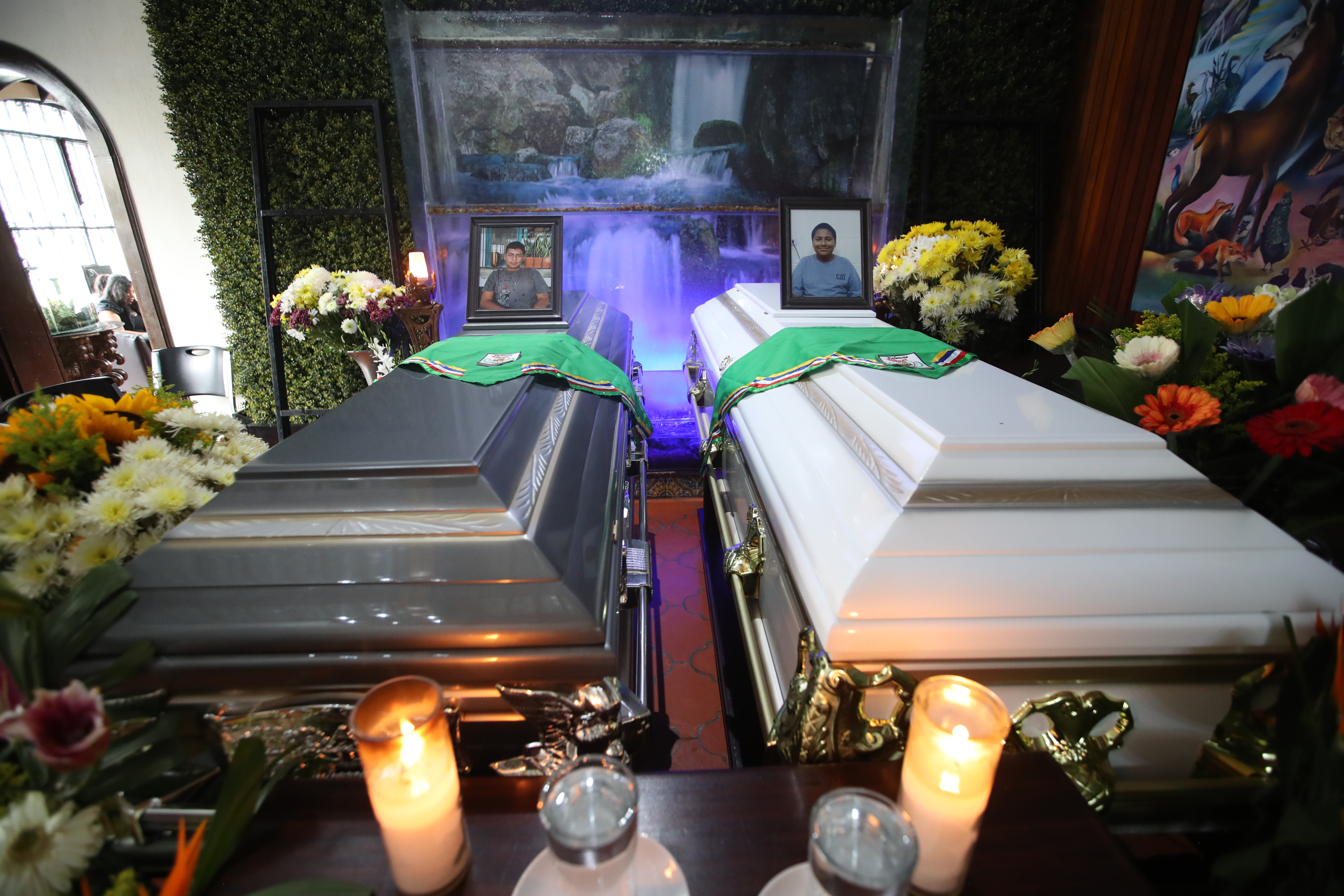 Le dan el ultimo a Dios a los hermanos Ramirez Valdez, vctimas del accidente protagonizados por un trailer en la ruta Atlntico. Douglas tenia 21 aos, Kennetht de 14 aos quien cursaba tercero bsico Sandra Valdez madre de los fallecidos fue la nica sobreviviente del fatal accidente ambos cuerpos son velados en una funeraria en la zona 9. Foto Prensa Libre: Erick Avila Solis 17/03/2025