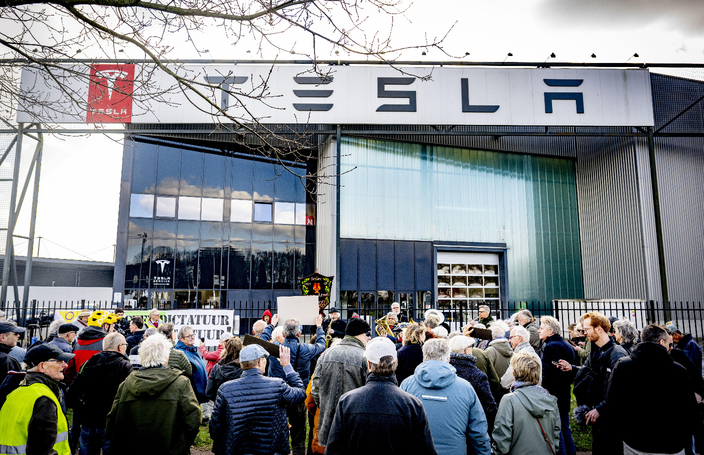 PROTESTA. TESLA EN PAÍSES BAJOS