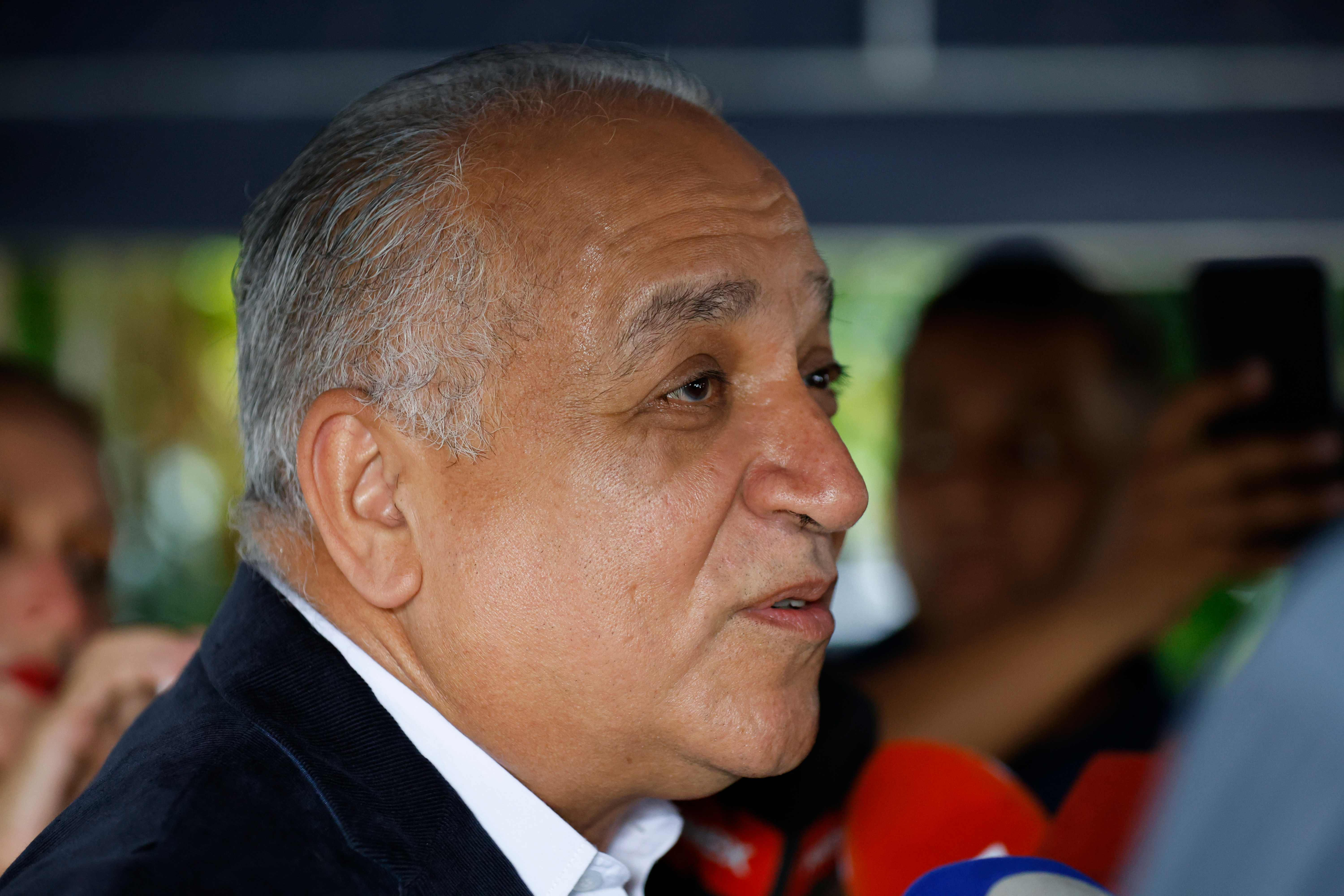 AME3969. CIUDAD DE PANAMÁ (PANAMÁ), 30/03/2025.- El diputado del partido Realizado Metas (RM), Luis Eduardo Camacho, da declaraciones a medios desde la embajada de Nicaragua este domingo, en Ciudad de Panamá (Panamá). La Policía de Panamá recibió una alerta de Interpol contra el expresidente Ricardo Martinelli (2009-2014), al que el pasado jueves se le otorgó un salvoconducto para dejar la embajada nicaragüense, donde ha estado asilado desde febrero de 2024 tras ser condenado por corrupción, pero aclaró que esta notificación no va a interrumpir su salida prevista el lunes hacia Nicaragua. EFE/ Bienvenido Velasco