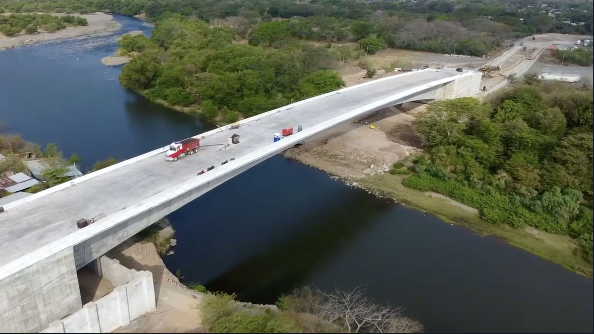 En seis meses podría estar listo el puente que conectará Guatemala con El Salvador desde Moyuta. (Foto Prensa Libre: EFE)
