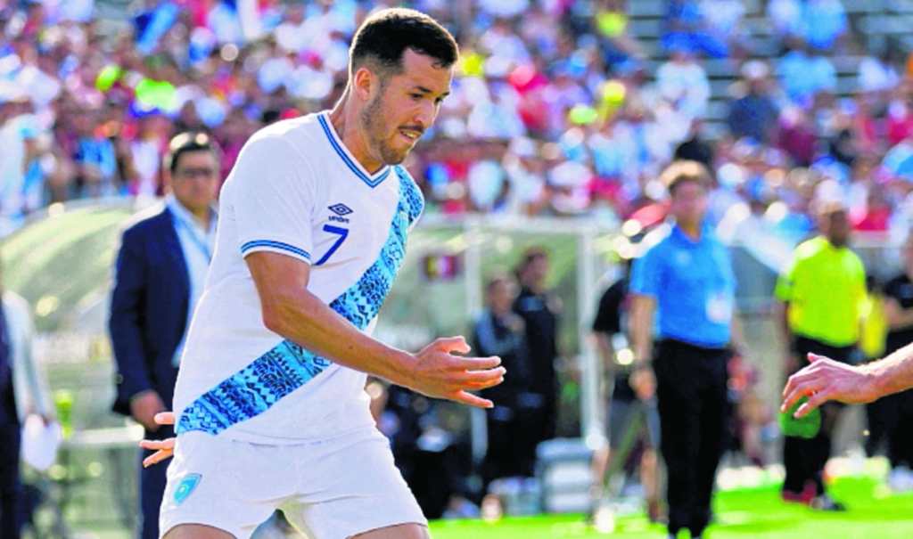 Aarón Herrera en acción durante un partido con Guatemala.