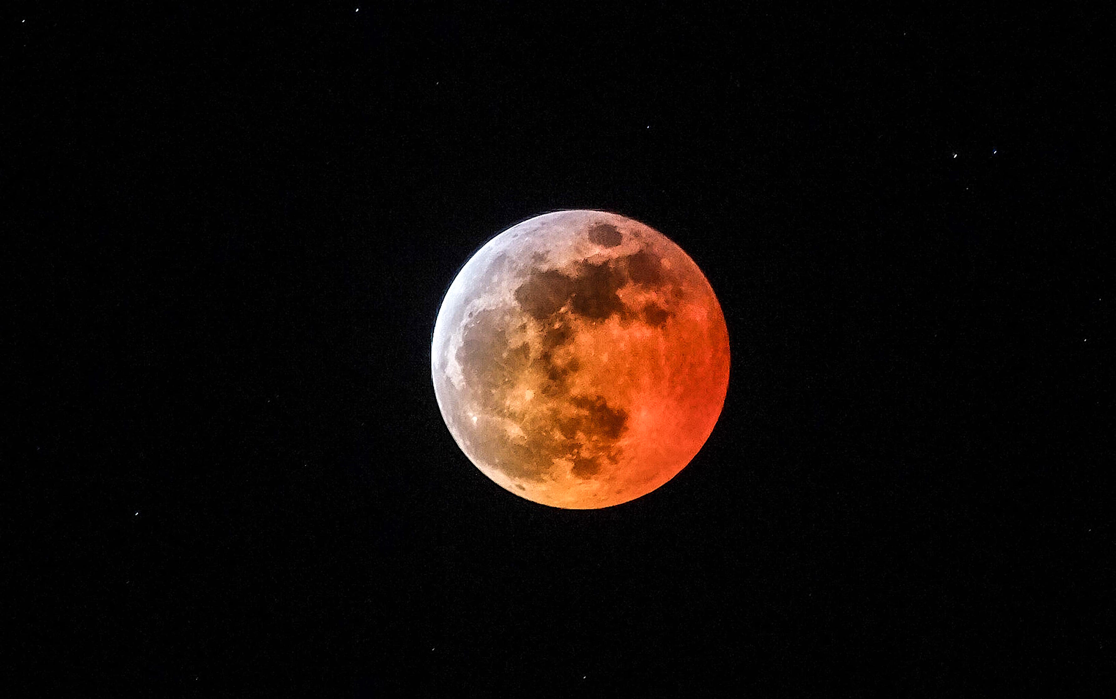 La Luna de Sangre sorprendió a miles de guatemaltecos, en un espectáculo poco usual que fue captado desde San Bartolomé Milpas Altas, Sacatepéquez. (Foto Prensa Libre: Daniel Samayoa)