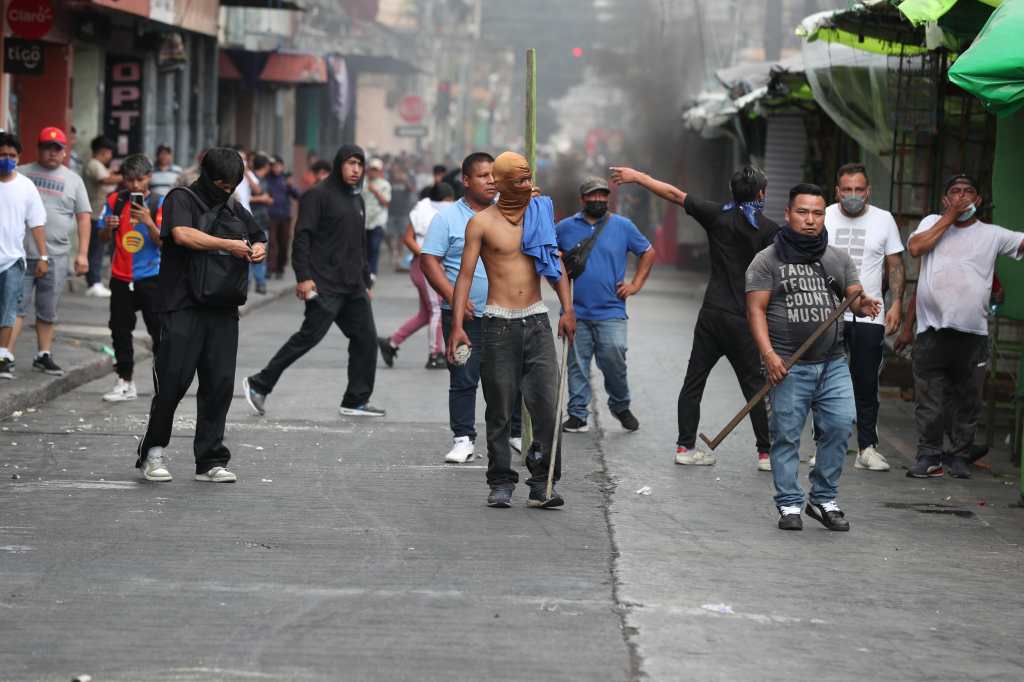 Manifestantes reorganizados sobre la decima avenida de la zona 1. (Foto, Prensa Libre: Esbin García)