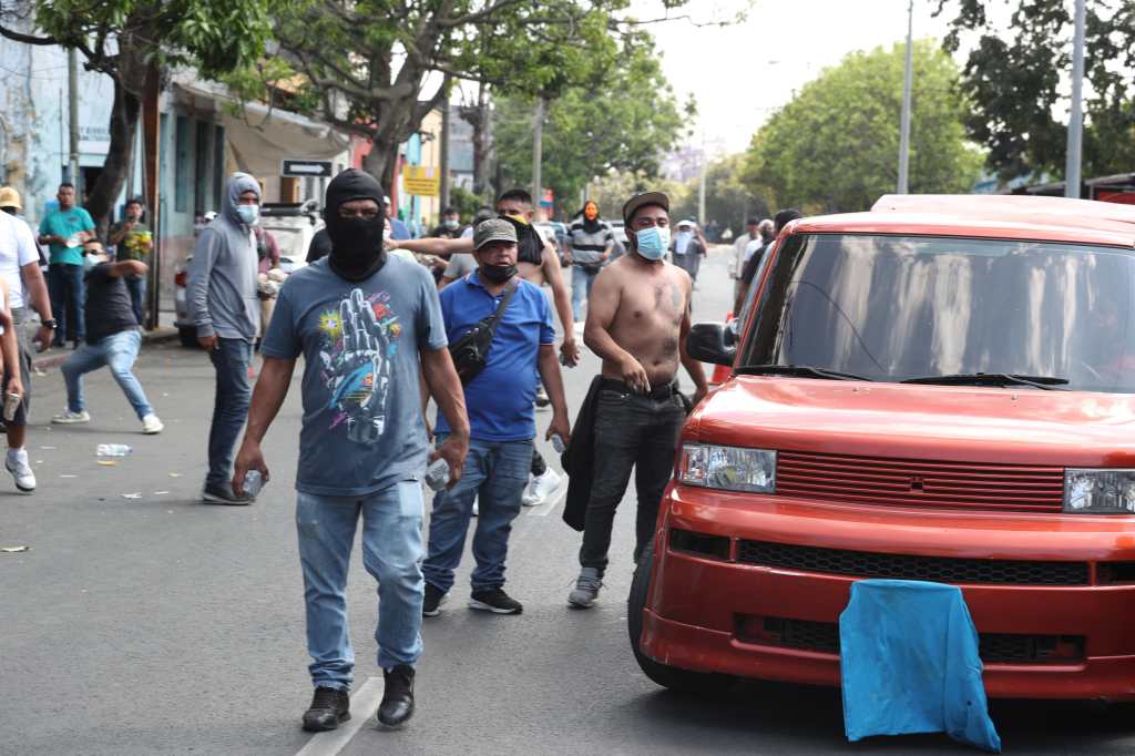 En la imagen, se observa un segundo vehículo que intentó amedrentar a los antimotines, pero no se detuvo. (Foto, Prensa Libre: Esbin García)