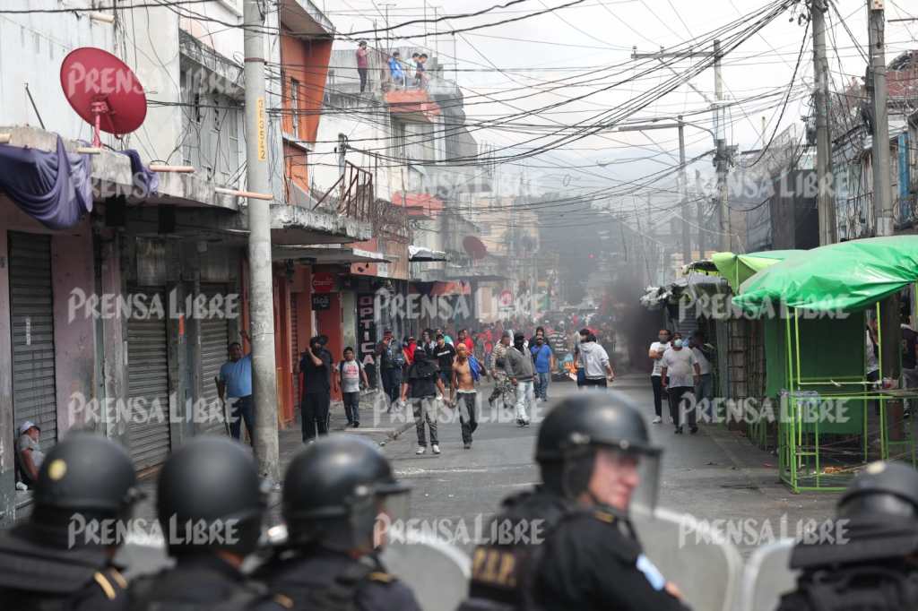 Manifestantes y agentes policiales se enfrentan durante el segundo día de bloqueos y manifestaciones contra el pago obligatorio de seguros por accidentes de tránsito.