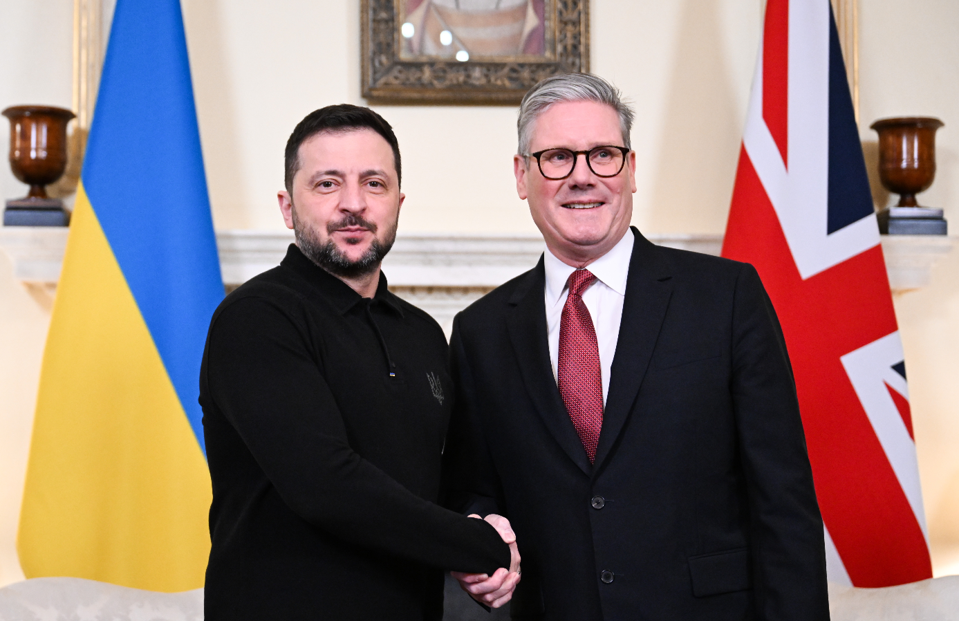 El primer ministro británico, Keir Starmer (d), y el presidente ucraniano, Volodimir Zelensky (i), posan durante una reunión bilateral celebrada este 1 d marzo 2025 en Downing Street en Londres. (Foto Prensa Libre: EFE