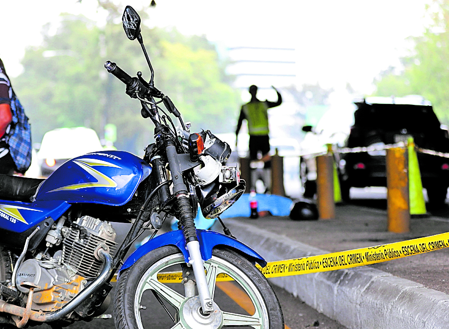 Accidente de transito de Motocicleta en el bulevar Liberación puentes Gemelos Zona 11, donde muere una mujer identificada como Maricela Vasquez, ella se conducía con su esposo y colisionar con otra moto.


Fotografía Erick Avila:               16/06/2018