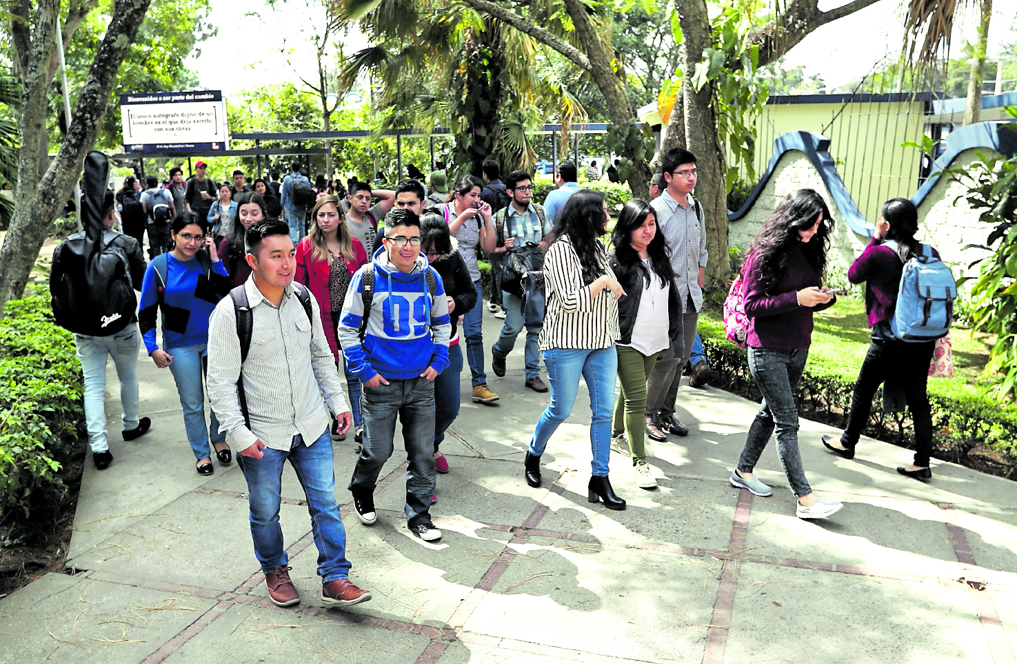Estudiantes de la Universidad de San Carlos se mostraron molestos por los métodos para realizar los conocidos bautizos en las facultades. ÓSCAR RIVAS  08 02 2019