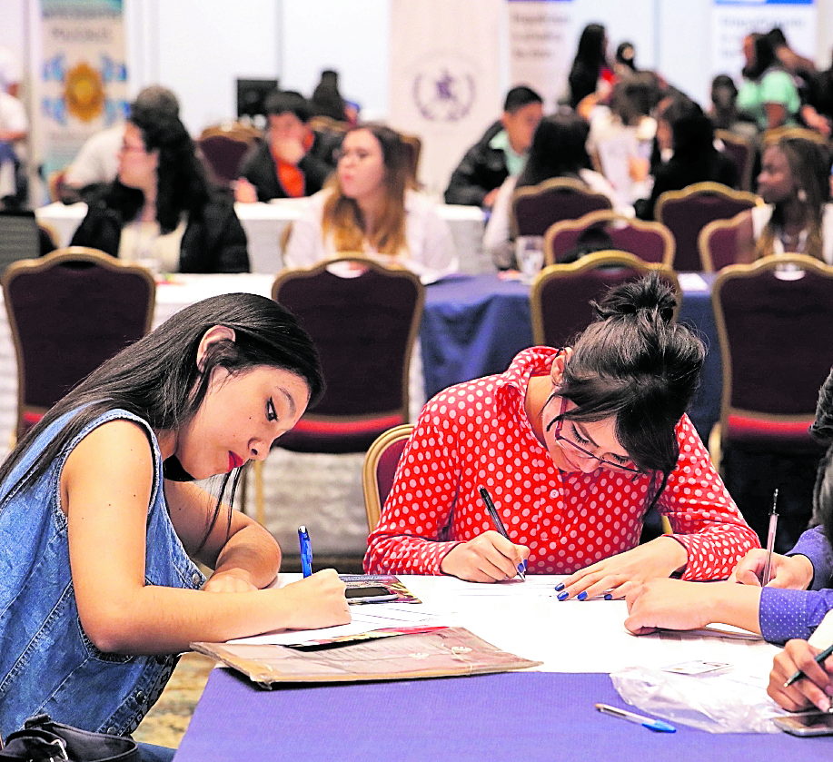 Desde tempranas horas , se formaron largas filas de de guatemaltecos en su gran mayoría jóvenes que andan en busca de un empleo  asistieron la XXII Feria del Empleo  organizada por  la Camara Guatemalteca Americanan Amcham la cual se lleva a  cabo en las instalaciones del hotel Camino Real.


Foto Estuardo Paredes             19/07/18