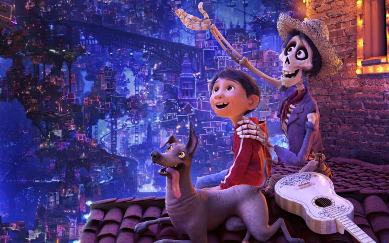 En noviembre 2017 se estrenó “Coco”, un filme basado en la celebración del Día de los Muertos, cuyo personaje principal, Miguel, tenía la voz del actor de origen guatemalteco Anthony González.  (Foto Prensa Libre: Disney/Pixar)