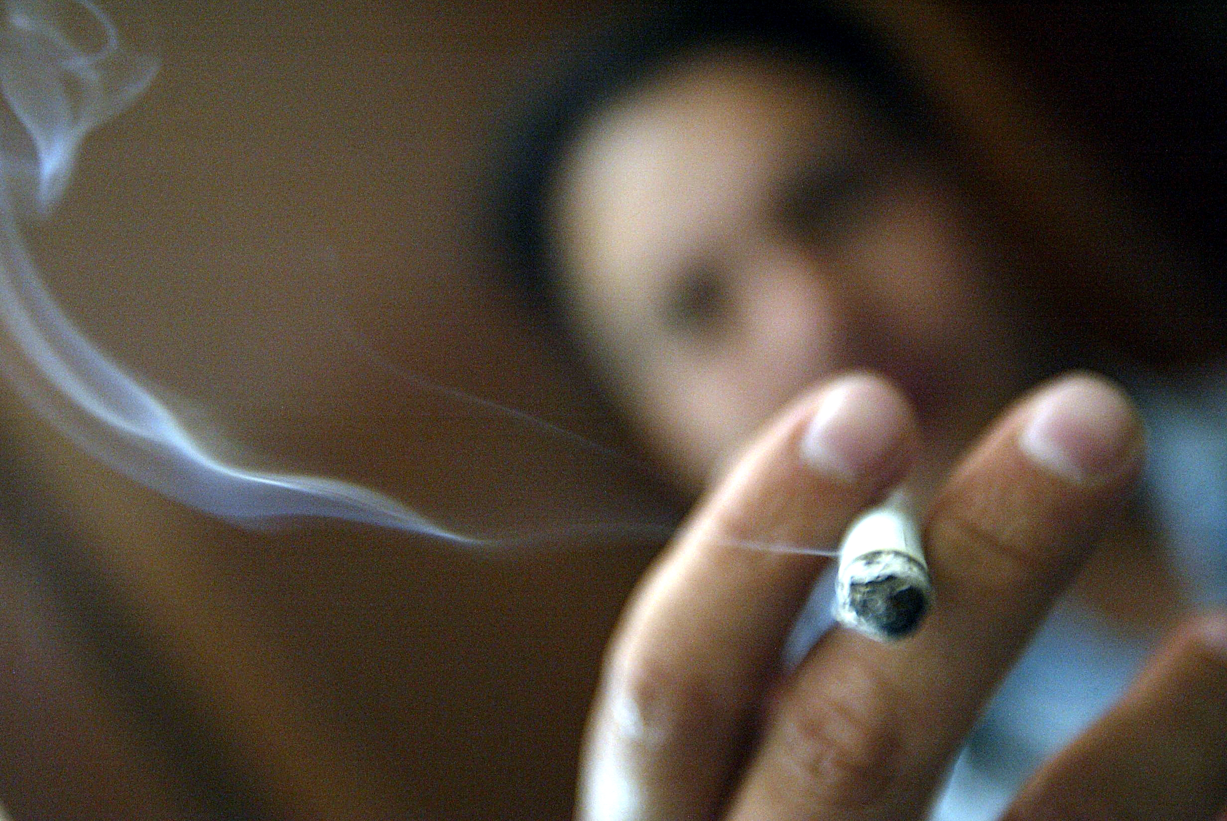 SEGUN LAS INSTITUCINES QUE VELAN POR LA PREVENCION DE ENFERMEDADES DERIVADAS DEL TABACO, EL CONSUMO DE ESTE PRODUCTO PRODUCE MAS MUERTES QU EL CONSUMO DE OTRAS DROGAS A NIVEL MUNDIAL. IMAGEN DE UN FUMADOR QUE DESPUES DE UN BREVE INSTANTE, SIENTE EL DESEO DE VOLVER A FUMR.FOTO PRENSA LIBRE  EMERSON DIAZ.