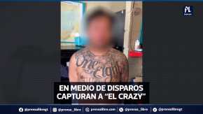 Un presunto pandillero del Barrio 18, identificado como José Carrillo Hernández, alias Crazy, fue capturado en la vía pública de la colonia Santa Luisa, zona 6, tras supuestamente asesinar a balazos a un hombre de 43 años. La detención, presenciada por transeúntes, fue grabada en video y muestra a un policía persiguiendo a Carrillo mientras dispara al aire. Otro video revela el momento en que al menos cinco agentes logran inmovilizarlo y esposarlo. Lea más en