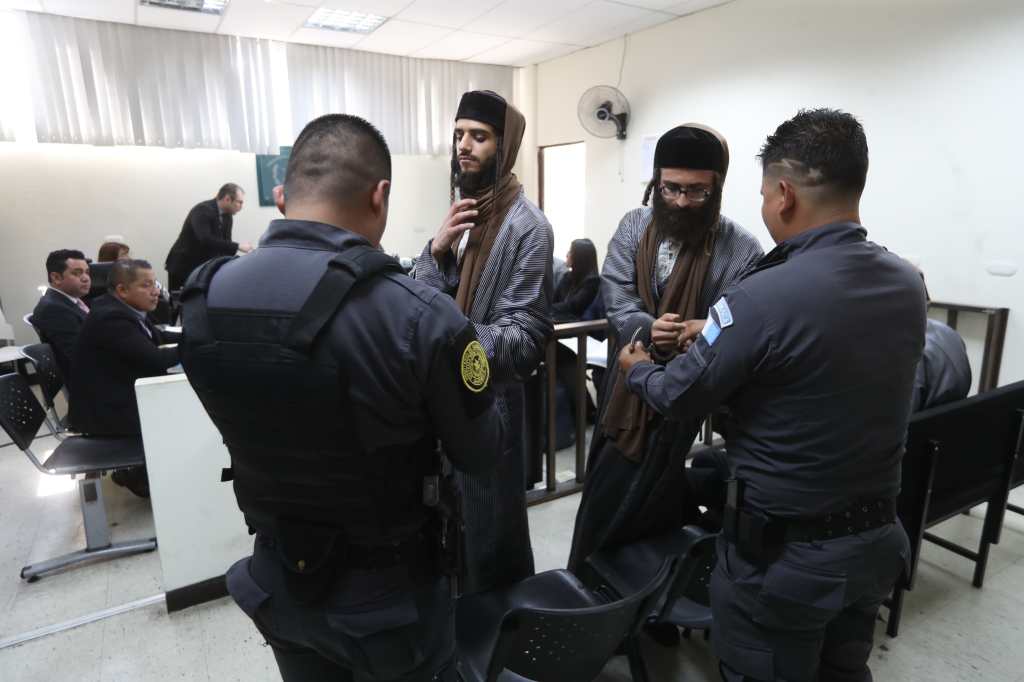 En la imagen, Abraham "N" y Chaim "N", miembros de la secta Lev Tahor, quienes fueron ligados a proceso el 4 de marzo. (Foto: Prensa Libre / Erick Ávila)