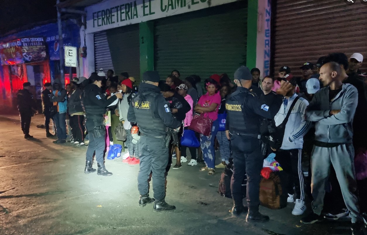 Autoridades registran a los extranjeros, la mayoría prevenientes de Haití y Cuba. (Foto: PNC/Facebook)