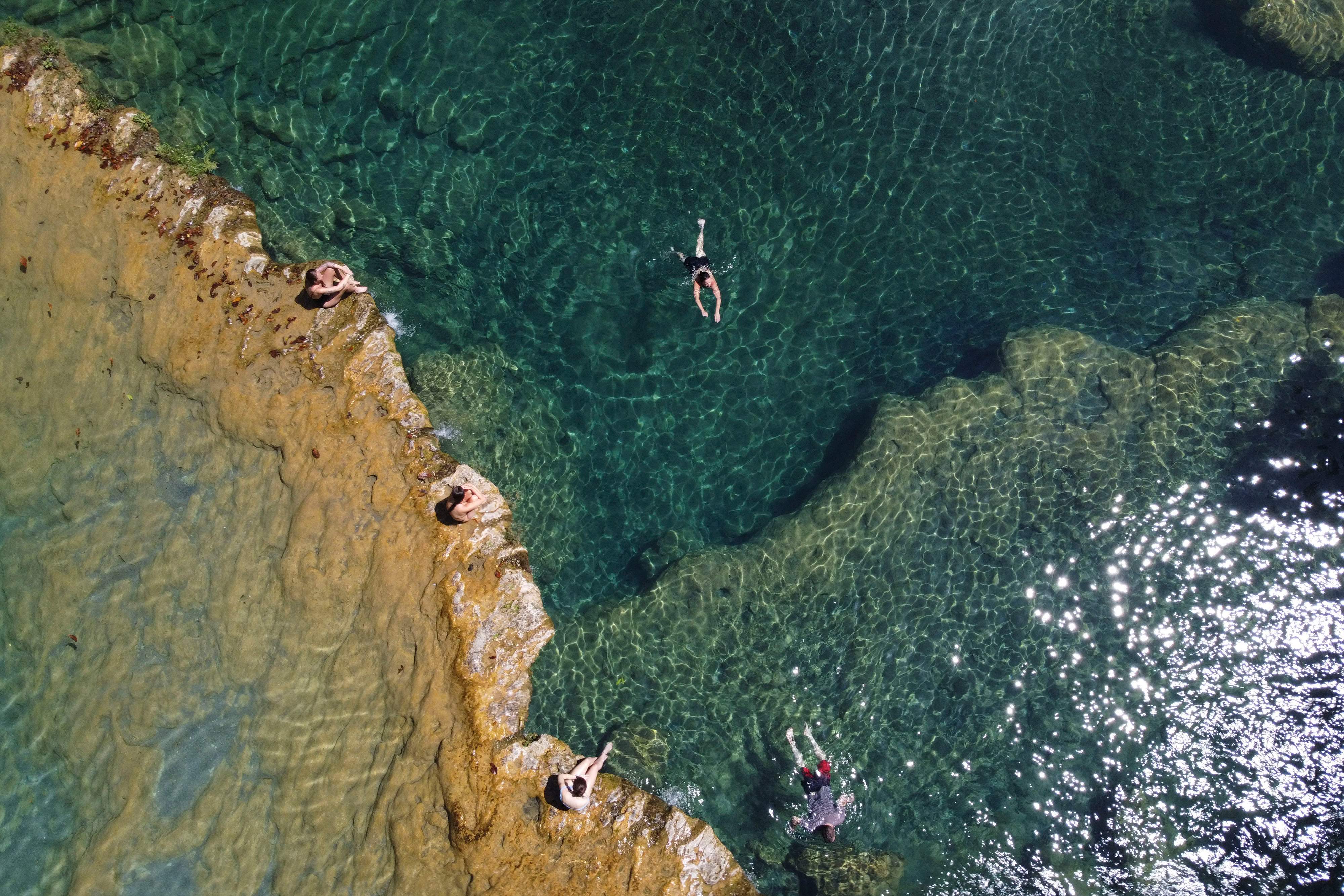 Semuc Champey tiene un mirador con mas de 50 metros de altura, en donde se pueden observar las pozas color turquesa naturales del complejo. (Foto Prensa Libre: AFP)