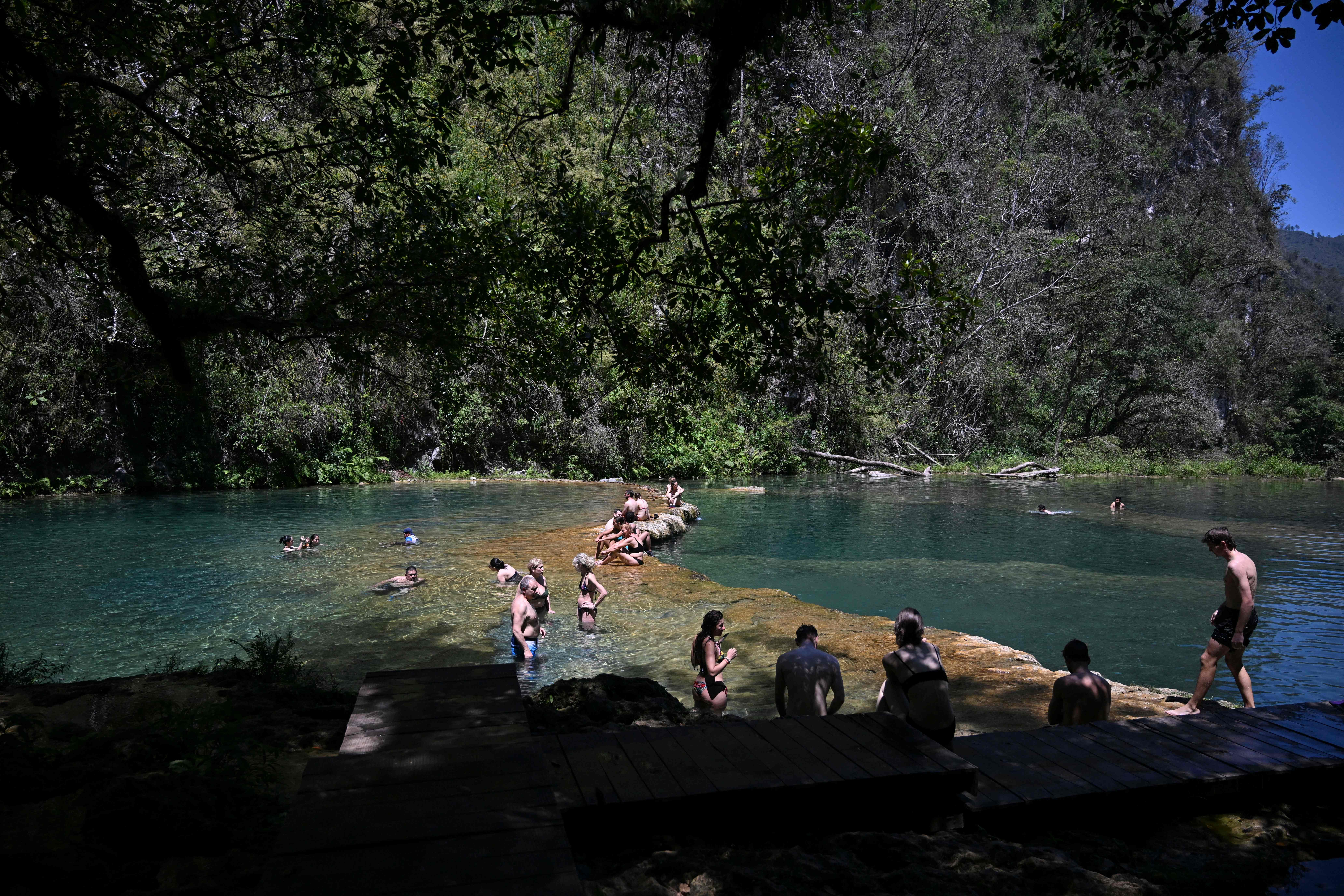 El nombre Semuc Champey proviene del idioma     quekchí´ que significa "Donde el río se esconde bajo las piedras" haciendo referencia al puente natural de piedra caliza de 300 metros de largo. (Foto Prensa Libre: AFP)