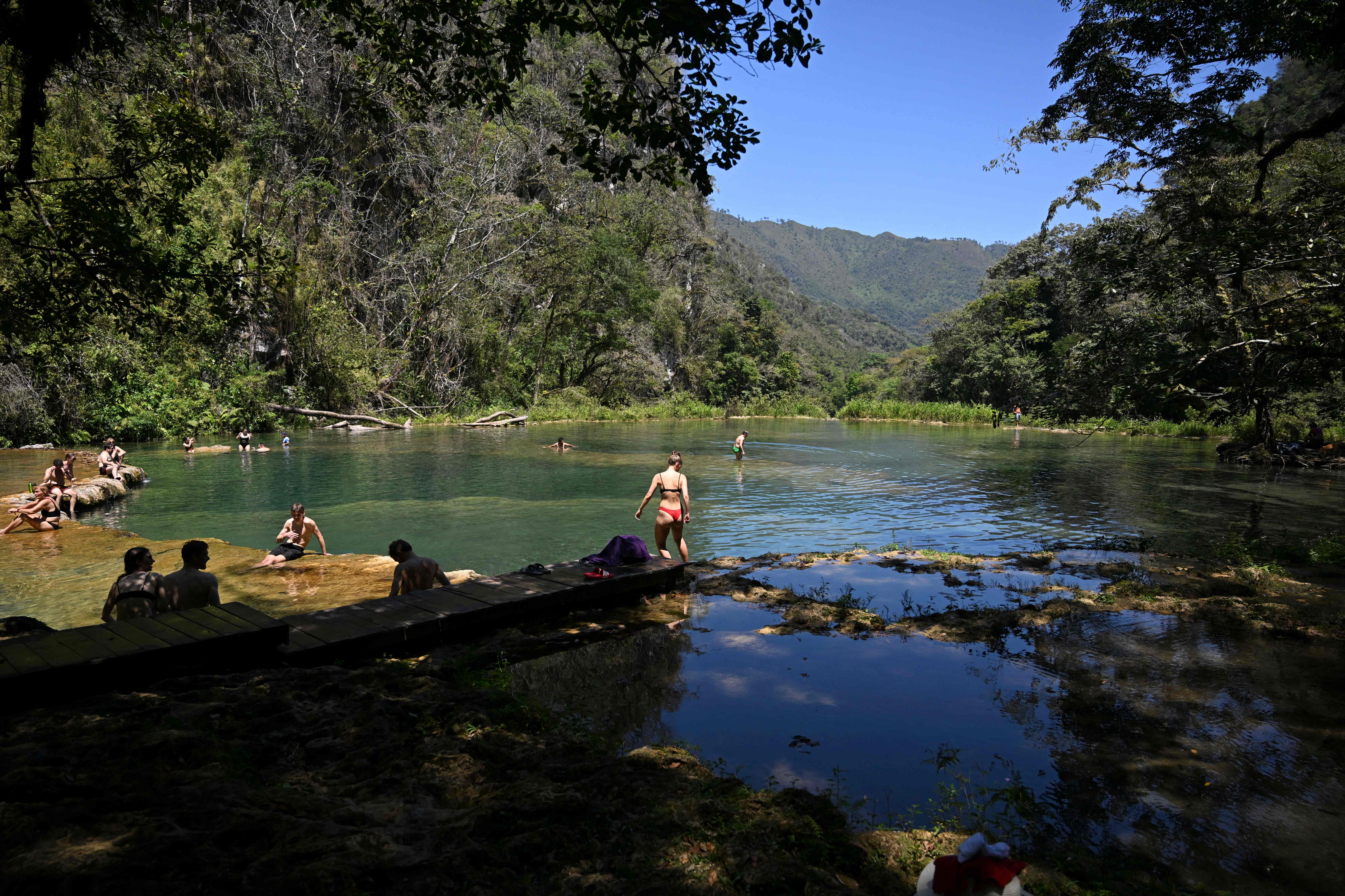 Turistas disfrutan de las aguas color turquesa del las pozas de Semuc Champey, ubicadas en Alta Verapaz. (Foto Prensa Libre: AFP)