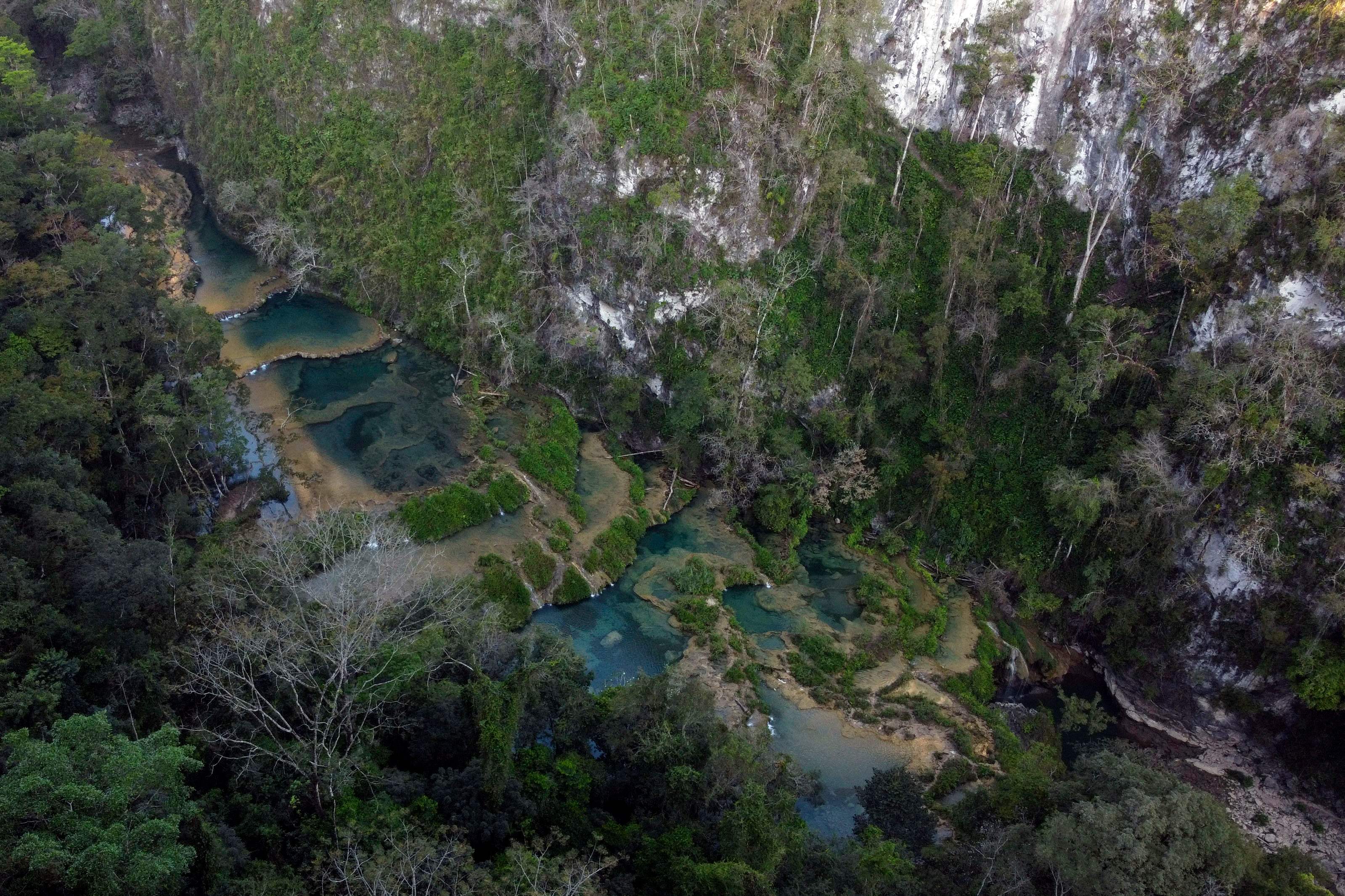 Los nacimientos de agua que recorren sus pozas color turquesa, provienen de una parte del río Cahabón. (Foto Prensa Libre: AFP)