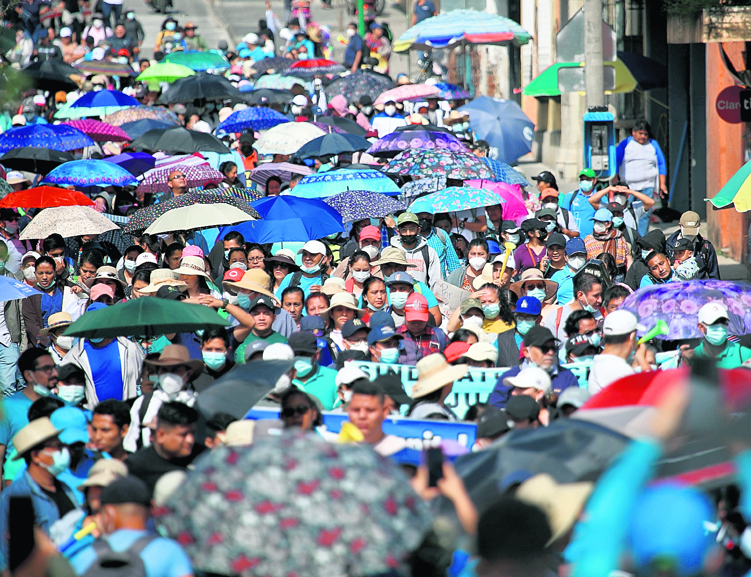 Trabajadores de salud del Sindicato del Hospital San Juan de Dios, realizan caminata rumbo al Congreso de la República para exigir un aumento salarial como parte de agradecimiento por su labor durante la pandemia.

foto Carlos Hernández 
05/10/202
