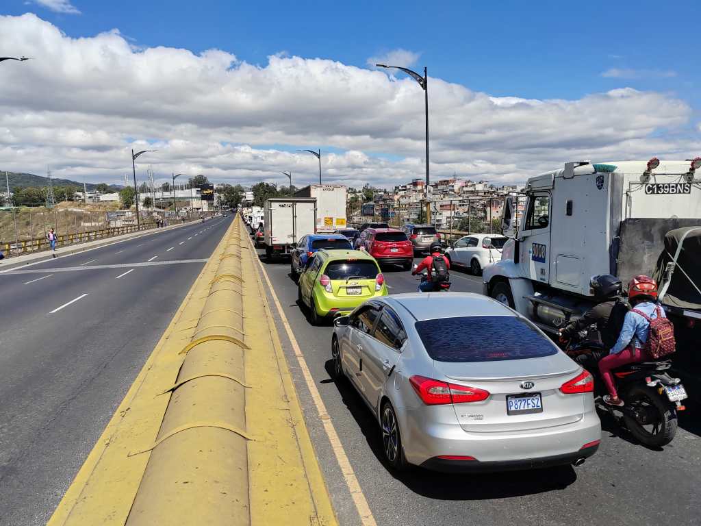 Tránsito en Puente El Incienso 