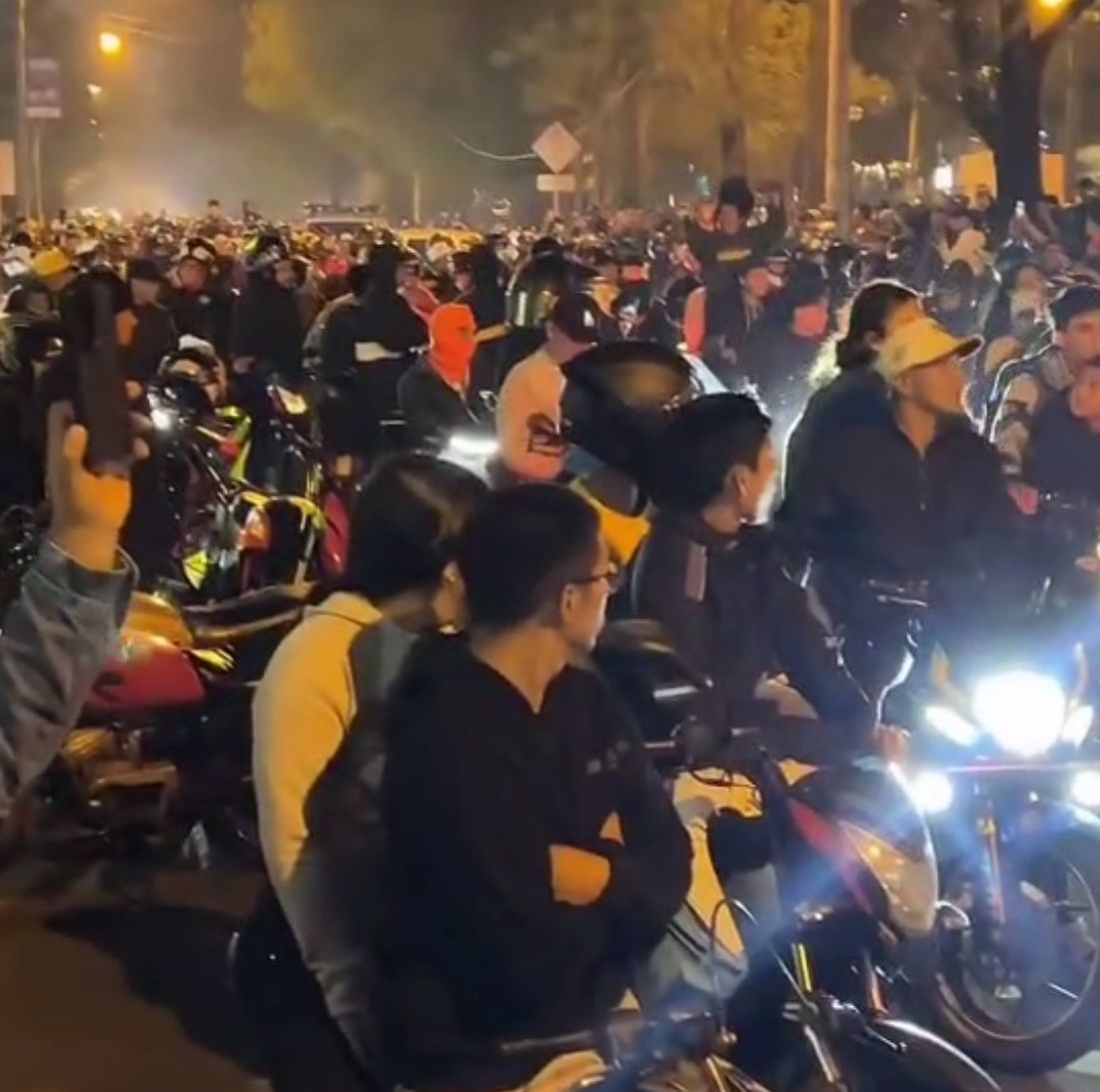 Decenas de motoristas se congregan en la avenida de Las Am´éricas tras la convocatoria de un creador de contenido de nacionalidad colombiana. (Foto Prensa Libre: )