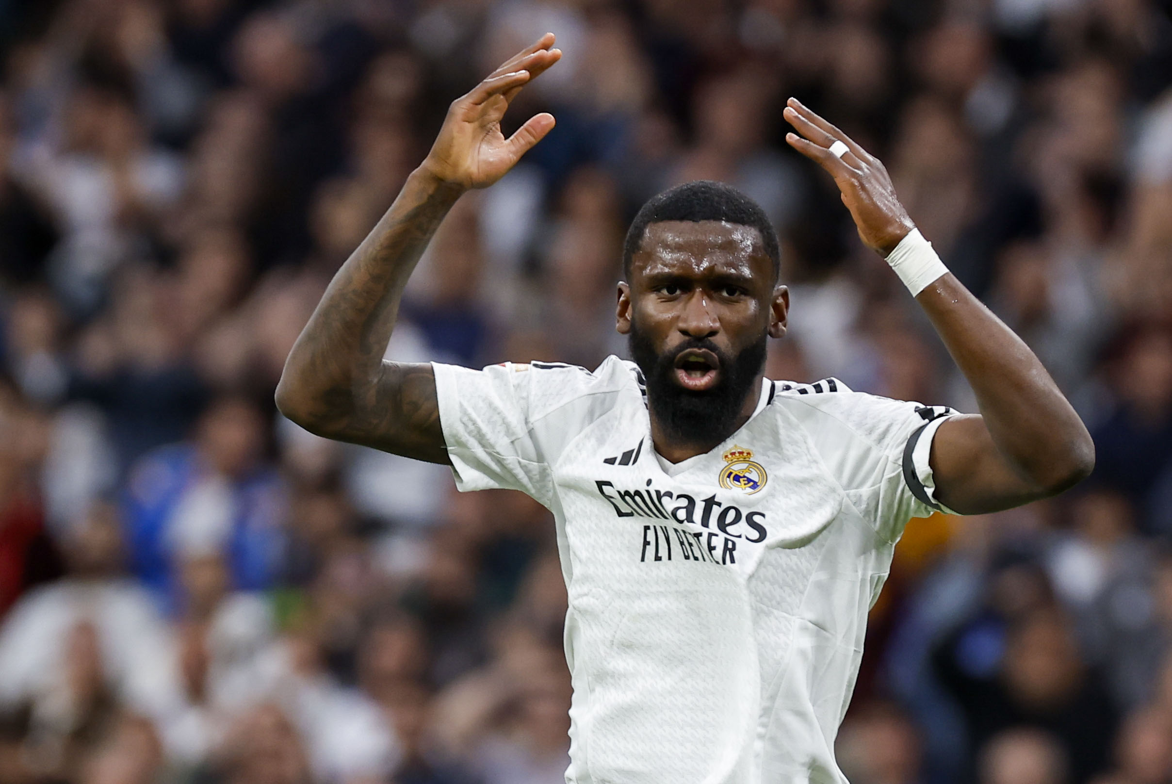 MADRID, 05/04/2025.- El defensa alemán del Real Madrid Antonio Rudiger durante el partido de LaLiga entre el Real Madrid y el Valencia disputado este sábado en el estadio Santiago Bernabéu en Madrid. EFE/Chema Moya