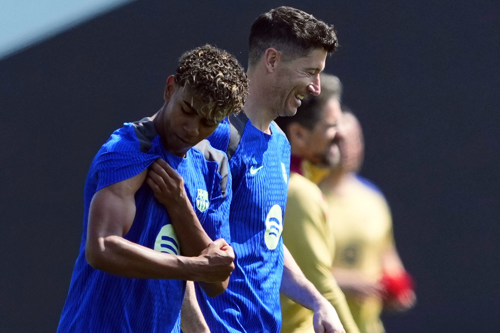 GRAFCAT6566. SANT JOAN DESPÍ (BARCELONA), 08/04/2025.- Los jugadores del FC Barcelona Lamine Yamal y Robert Lewandowski durante el entrenamiento que el equipo barcelonista ha realizado este martes en la ciudad deportiva Joan Gamper para preparar el partido de ida d elos cuartos de final de la Liga de Campeones que mañana disputarán ante el Borussia Dortmund. EFE/Alejandro García