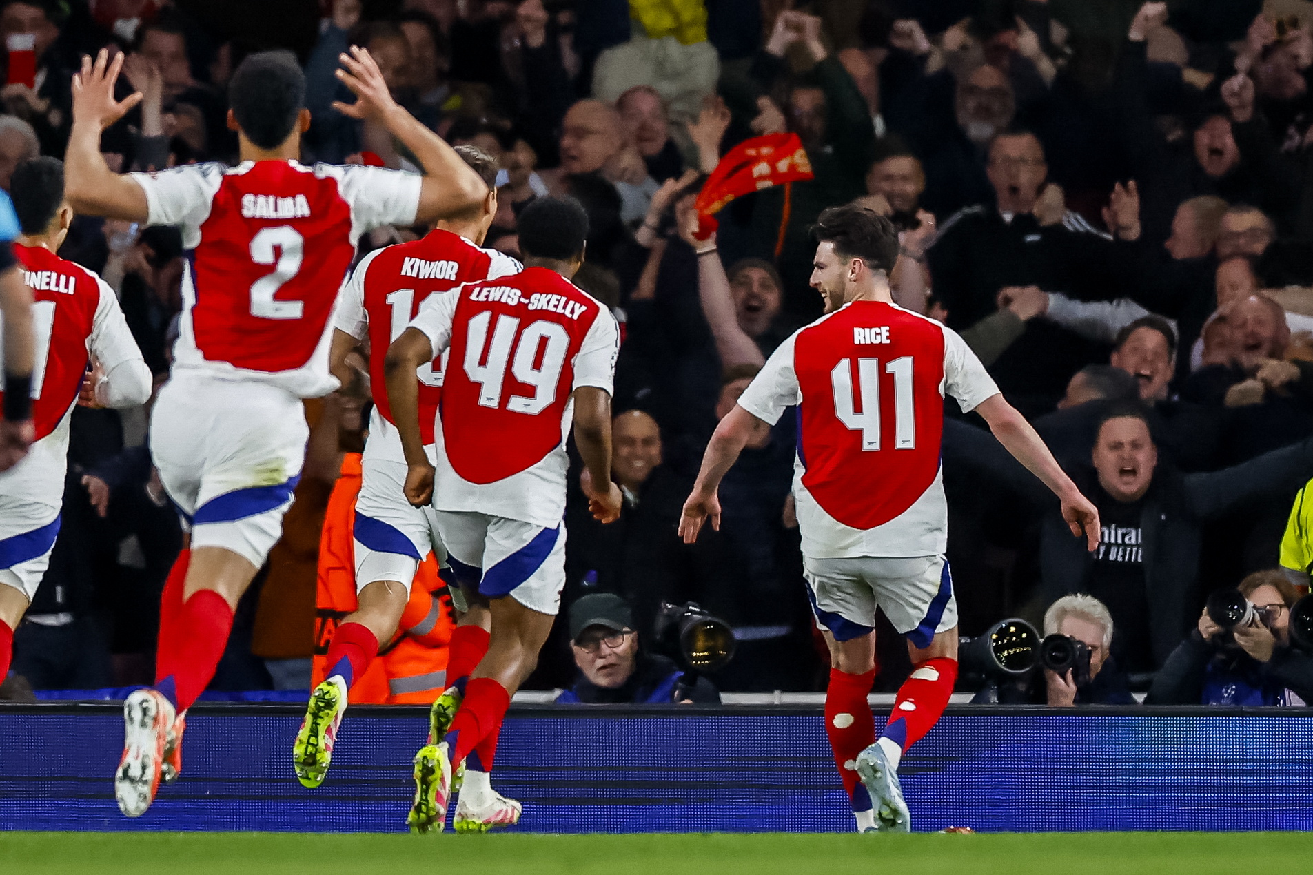 Declan Rice, del Arsenal, celebra el segundo gol contra el Real Madrid. (Foto Prensa Libre: EFE).