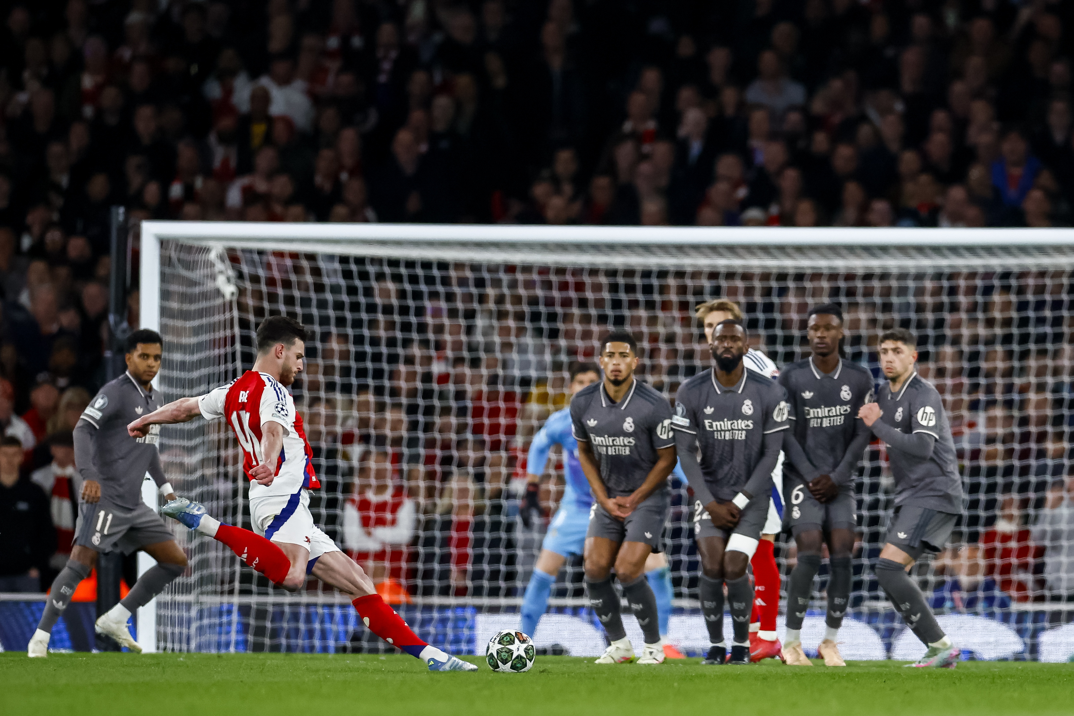 Declan Rice en la acción en donde anota uno de sus dos goles de tiro libre.