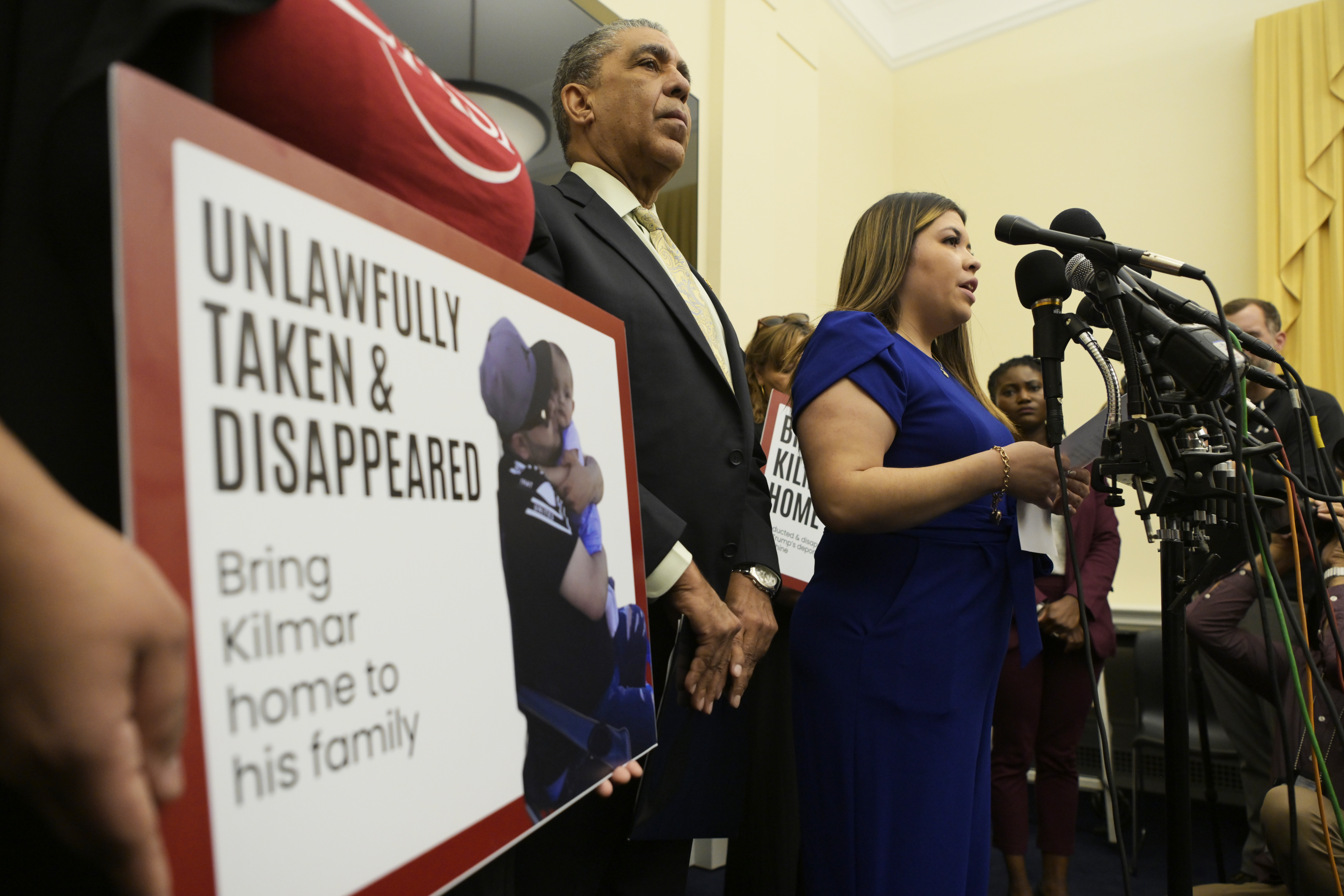 Esposa del hombre deportado por error defiende su inocencia y carga contra Trump y Bukele