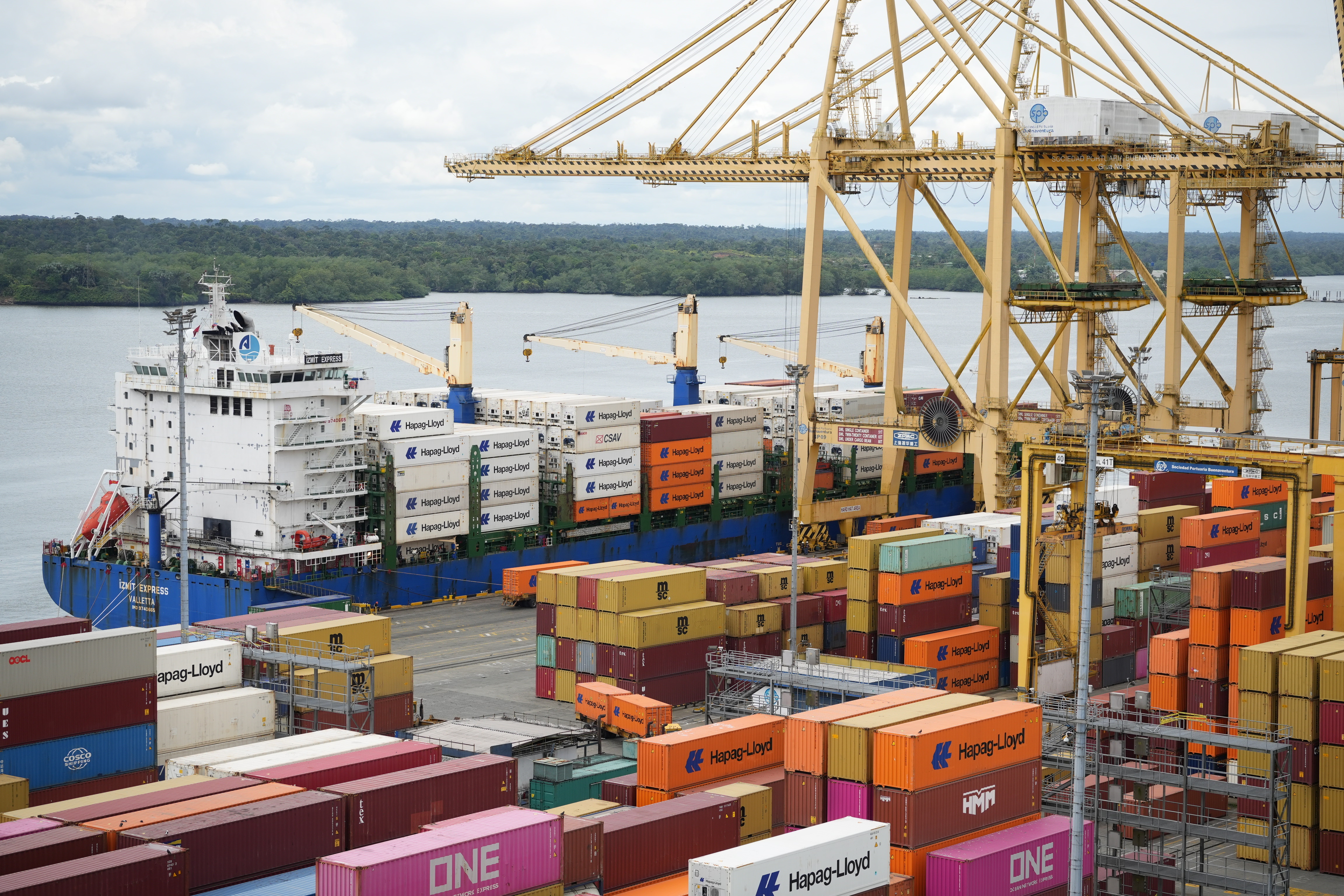 contenedores puerto transporte de carga exportaciones